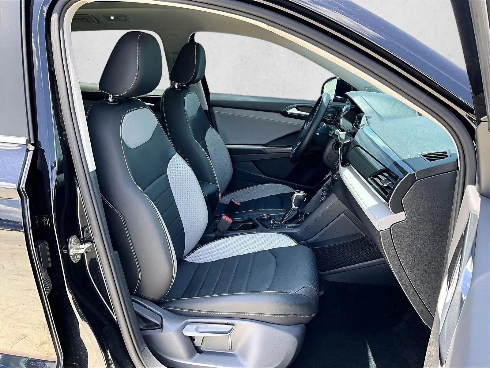 2022 Volkswagen Taos SEL 4MOTION photo 9