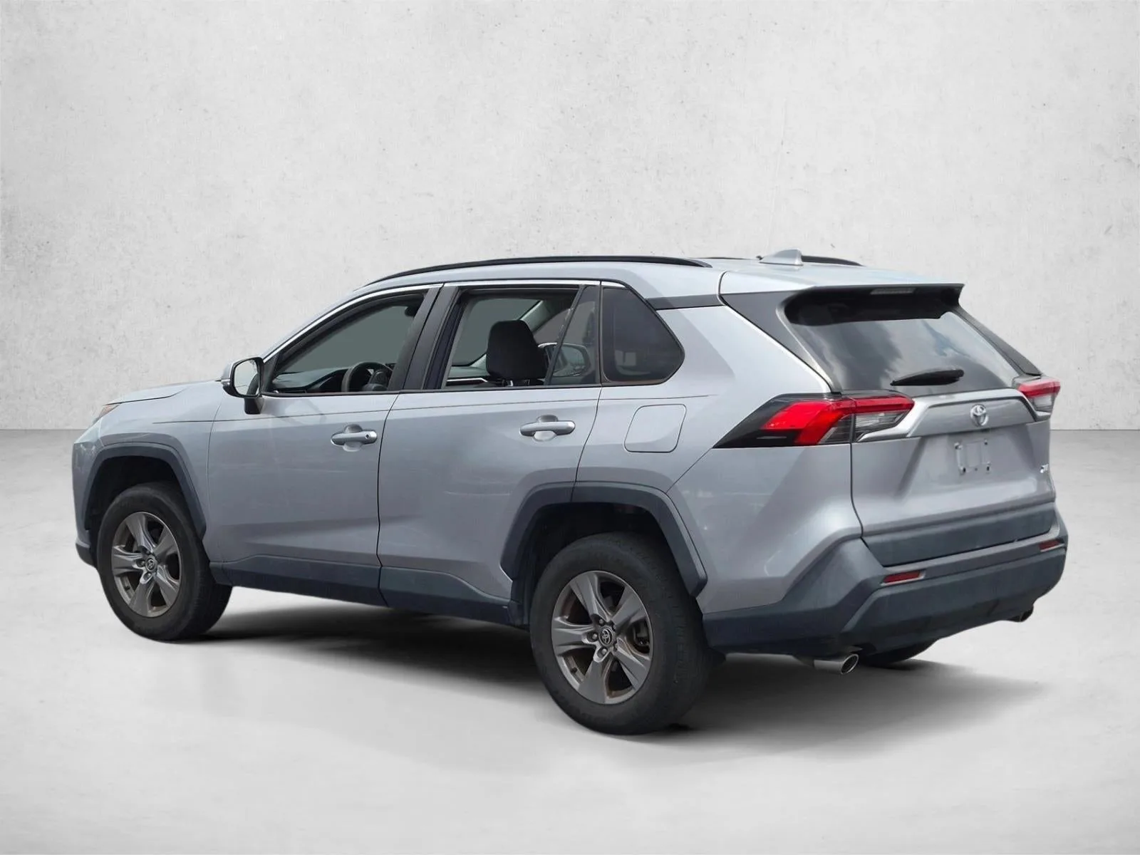 2022 Toyota RAV4 XLE photo 7