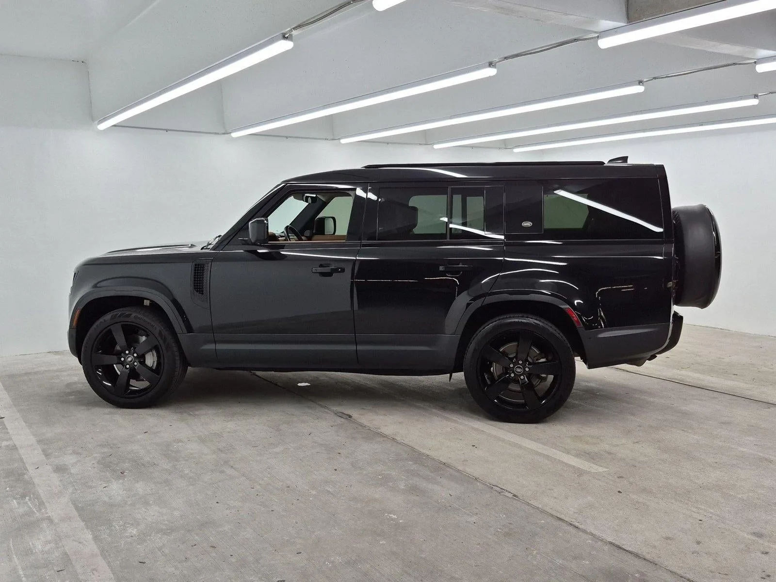 2023 Land Rover Defender 130 SE photo 9