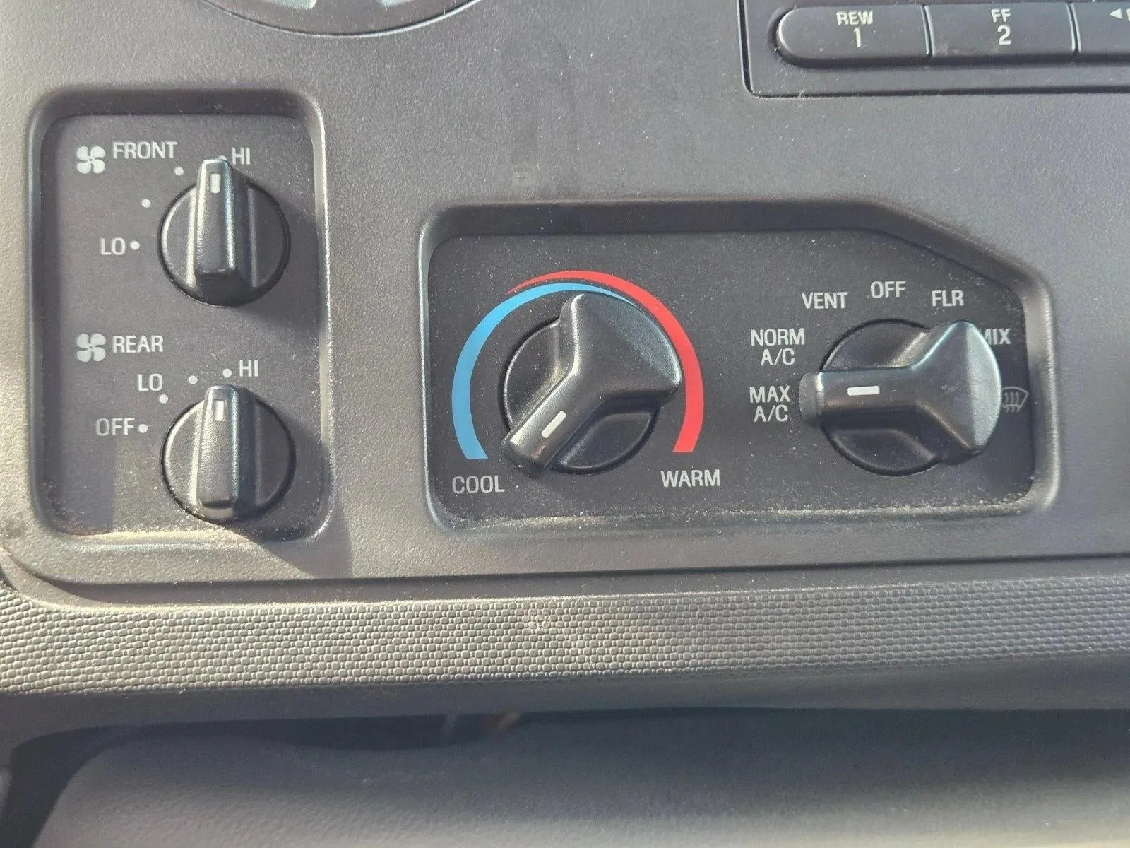 2014 Ford Econoline Wagon E-350 Super Duty Ext XLT photo 12