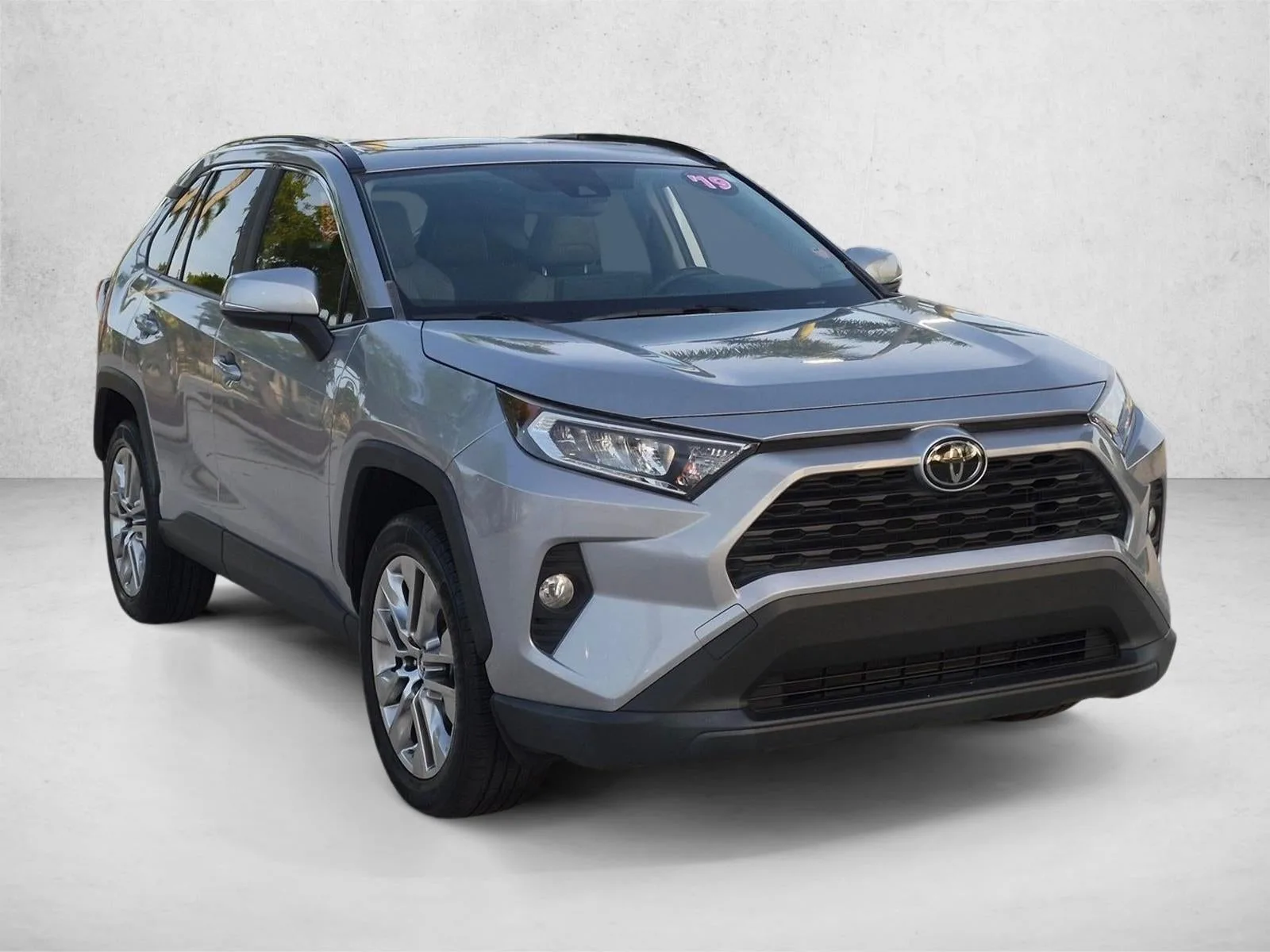 2019 Toyota RAV4 XLE Premium FWD (Natl) photo 3