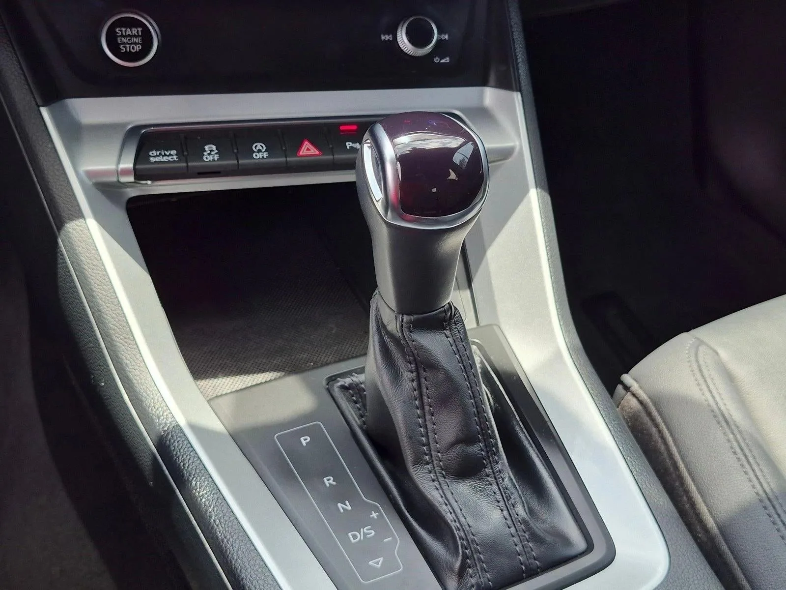 2022 Audi Q3 S line Premium Plus 45 TFSI quattro photo 11