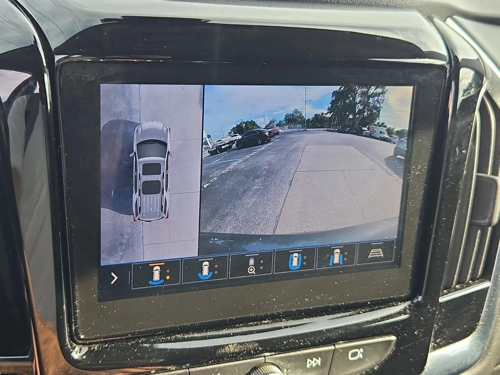 2021 Chevrolet Traverse LT Leather photo 11