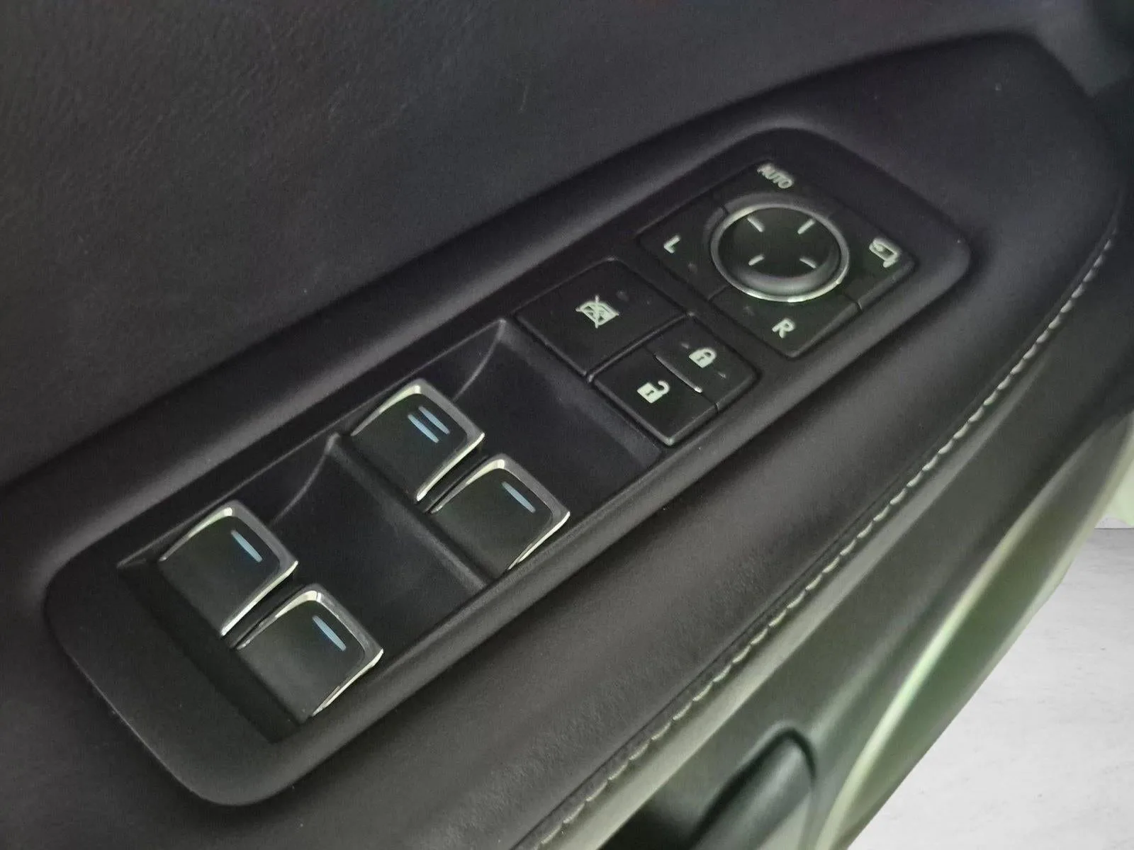 2020 Lexus RX 350L Luxury photo 12