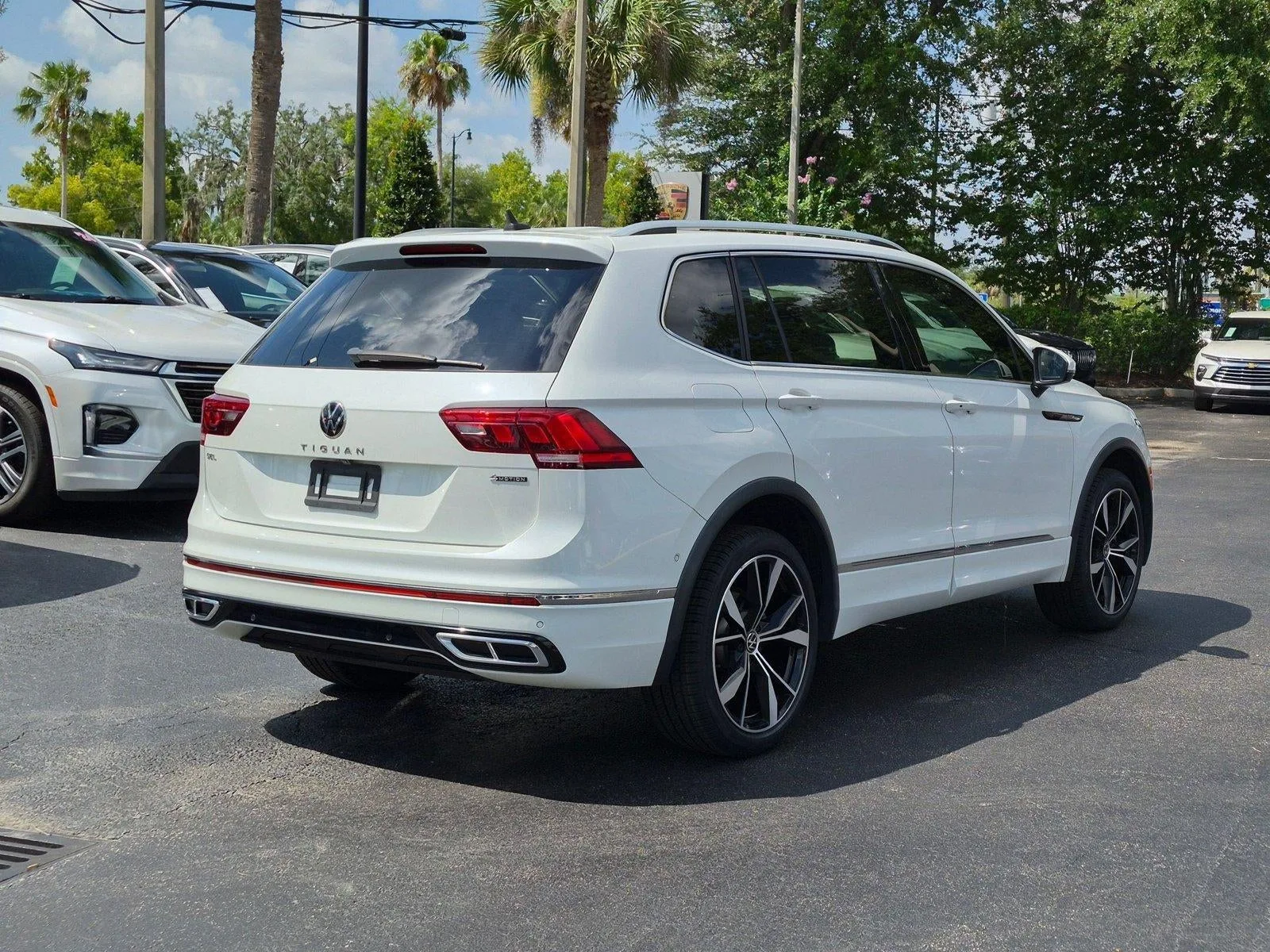 2022 Volkswagen Tiguan 2.0T SEL R-Line 4MOTION photo 9