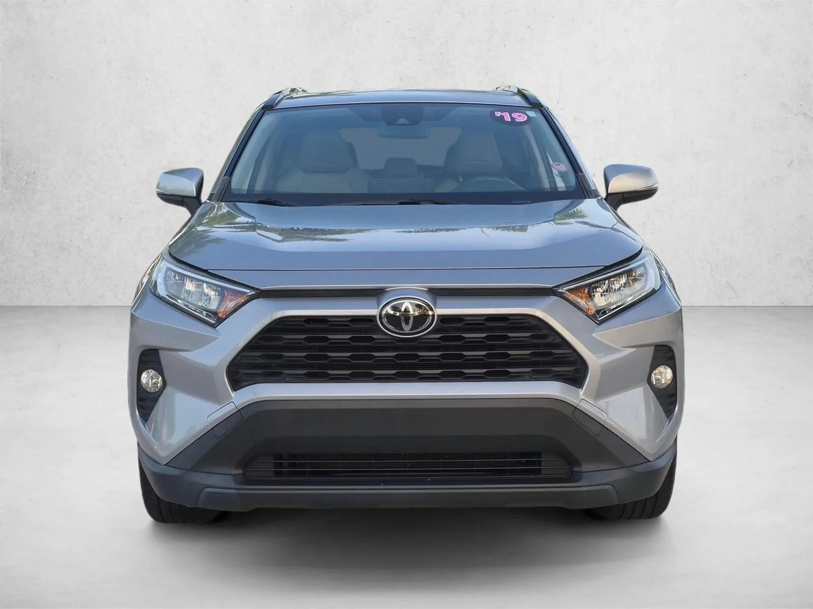 2019 Toyota RAV4 XLE Premium FWD (Natl) photo 2