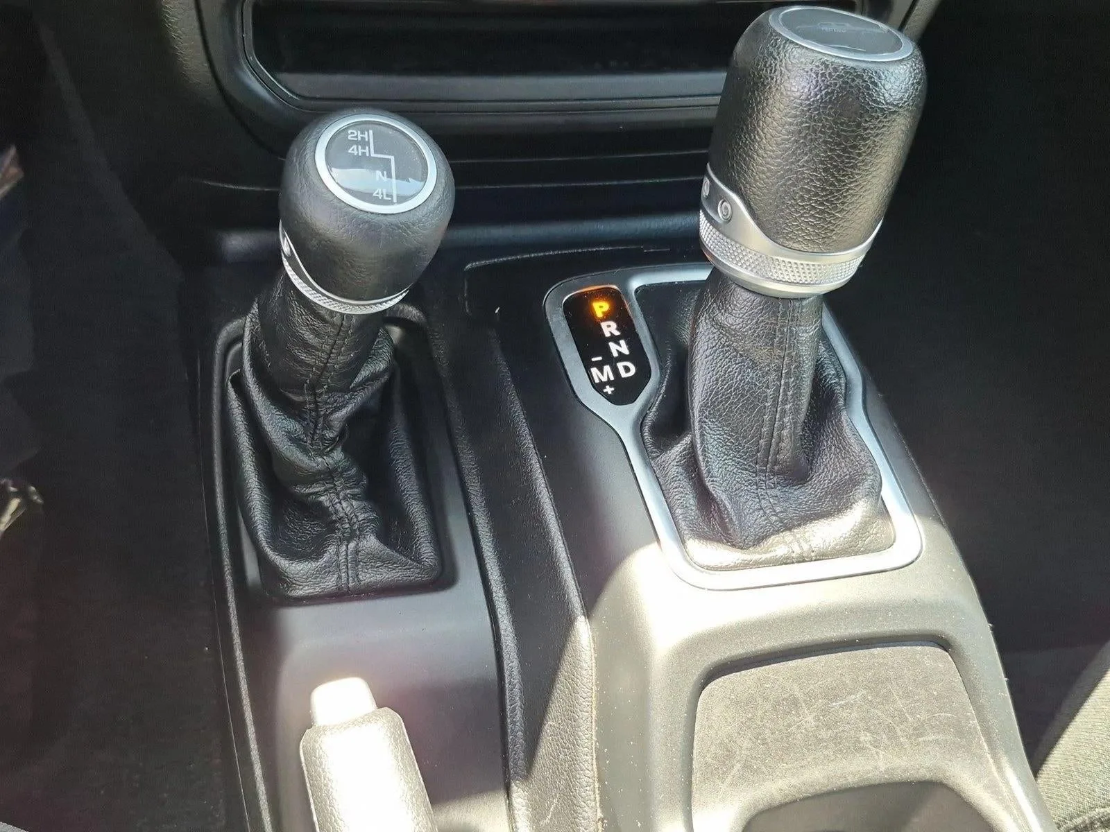 2020 Jeep Gladiator Sport S 4x4 photo 12