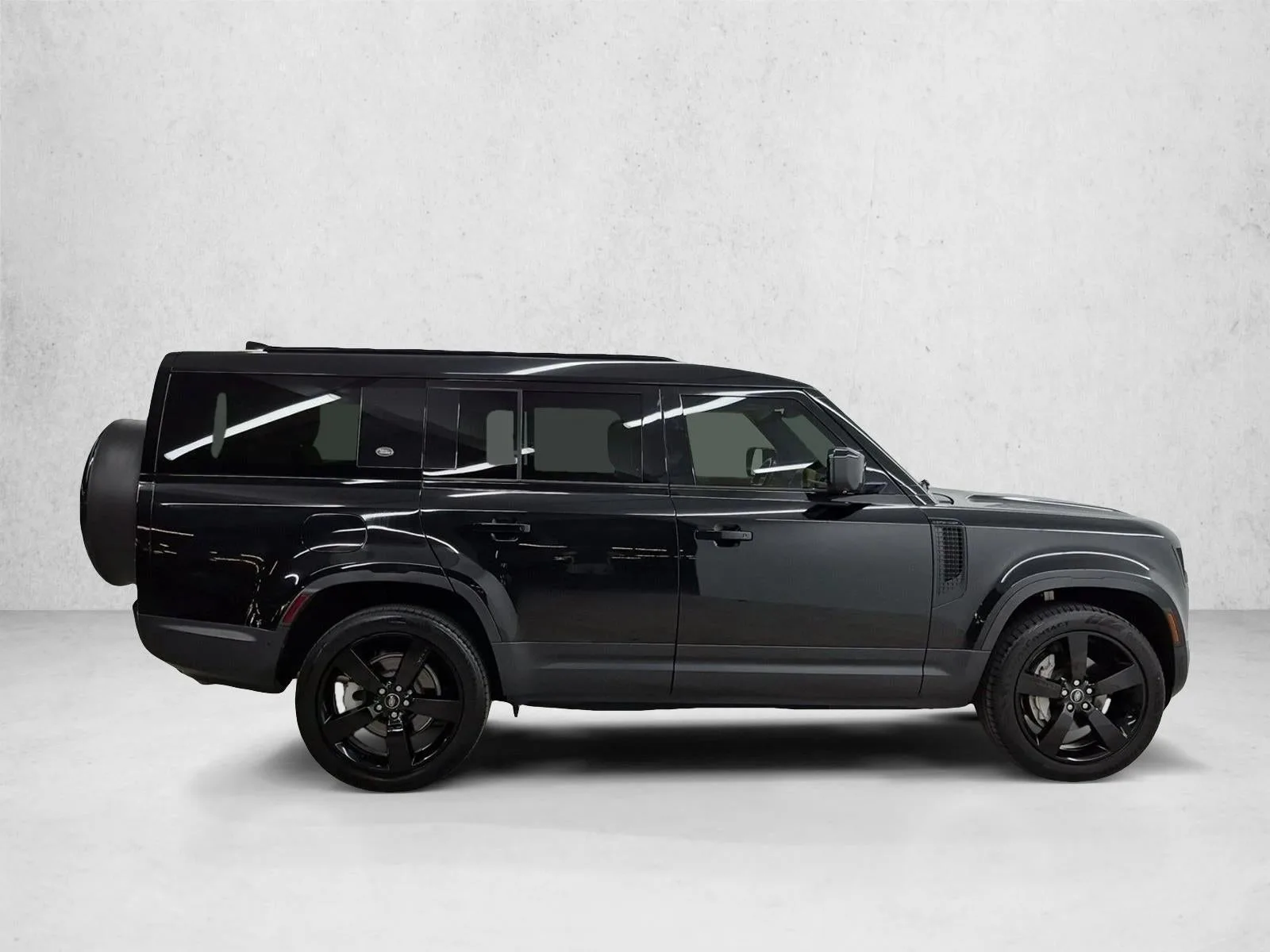 2023 Land Rover Defender 130 SE photo 4