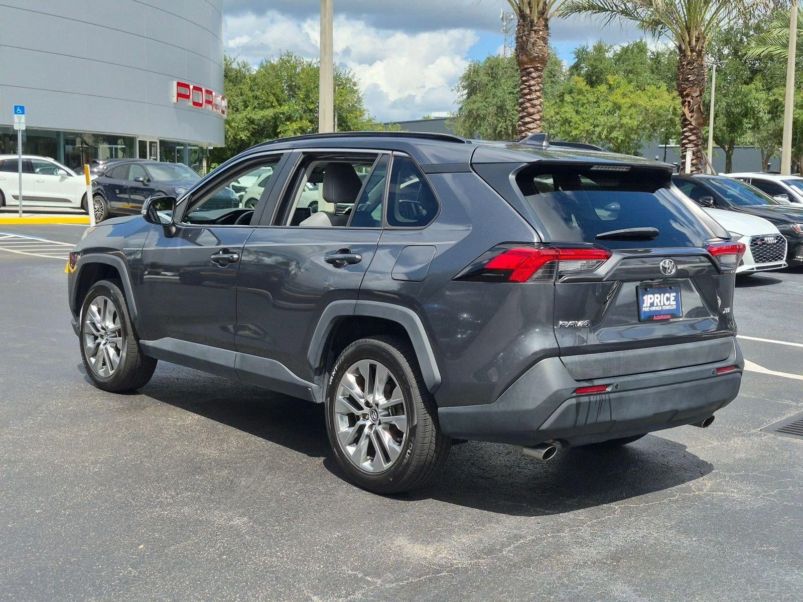 2019 Toyota RAV4 XLE Premium FWD (Natl) photo 3