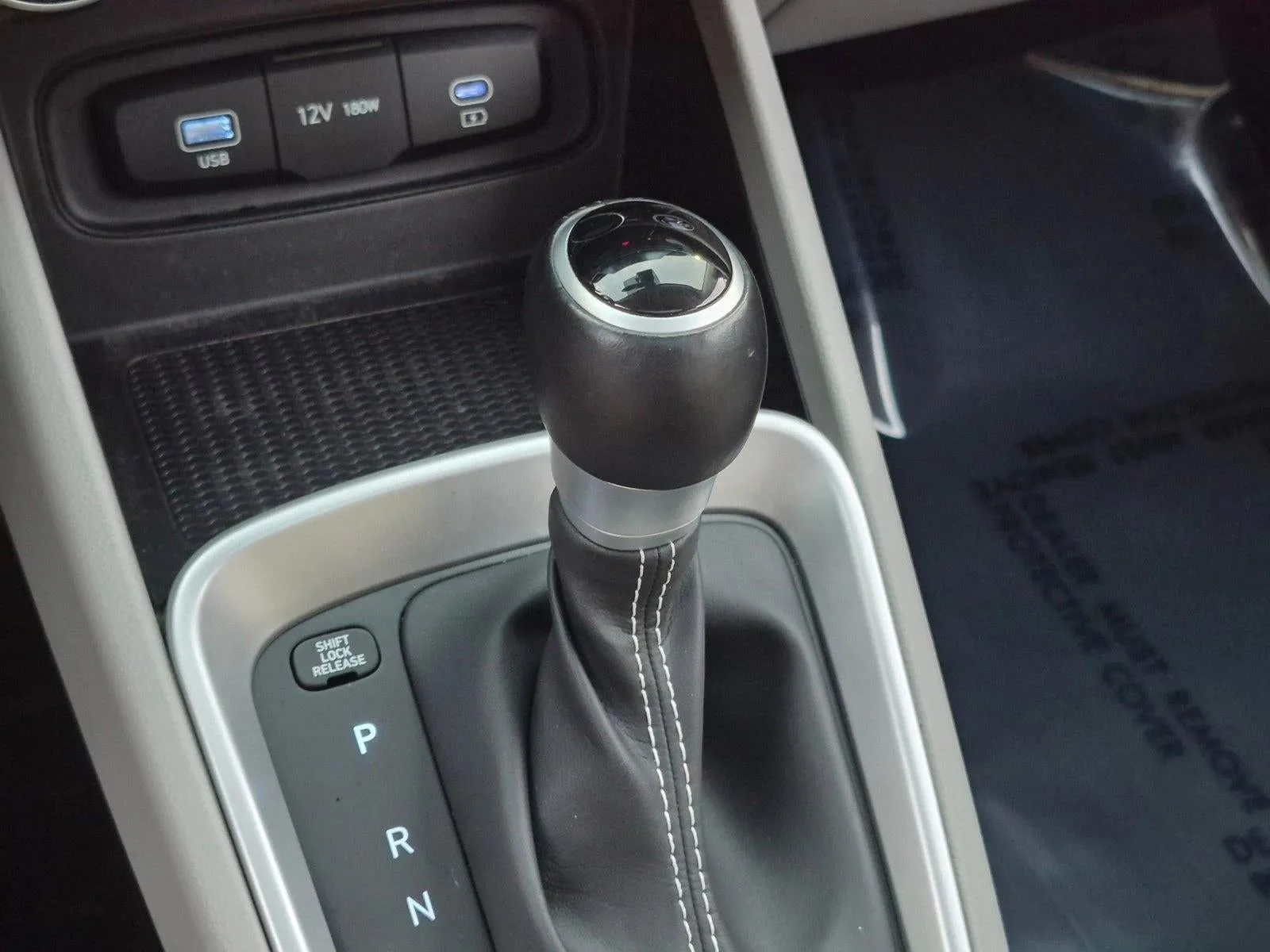 2024 Hyundai VENUE SEL IVT photo 11