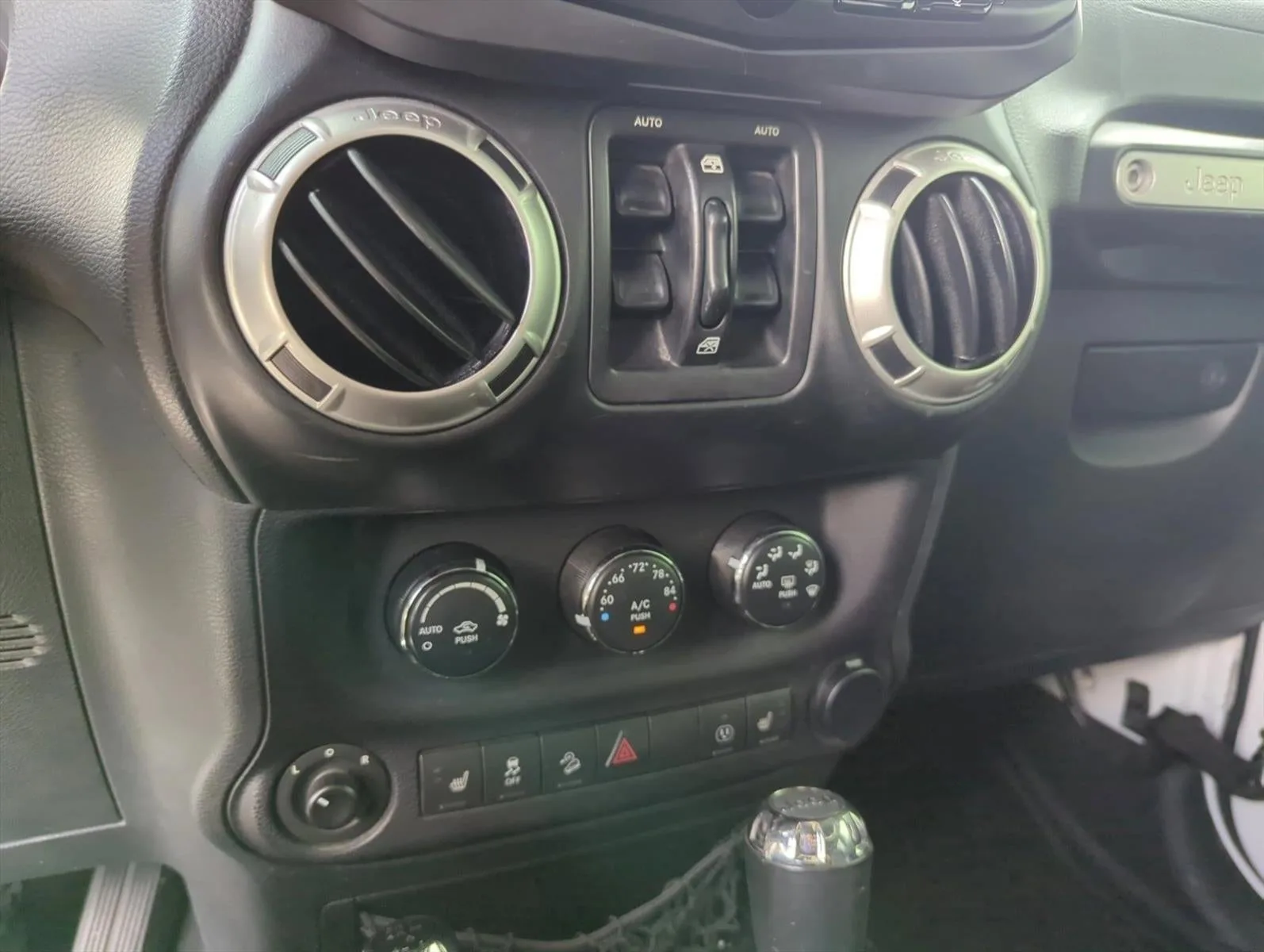 2017 Jeep Wrangler Unlimited Rubicon 4x4 photo 11