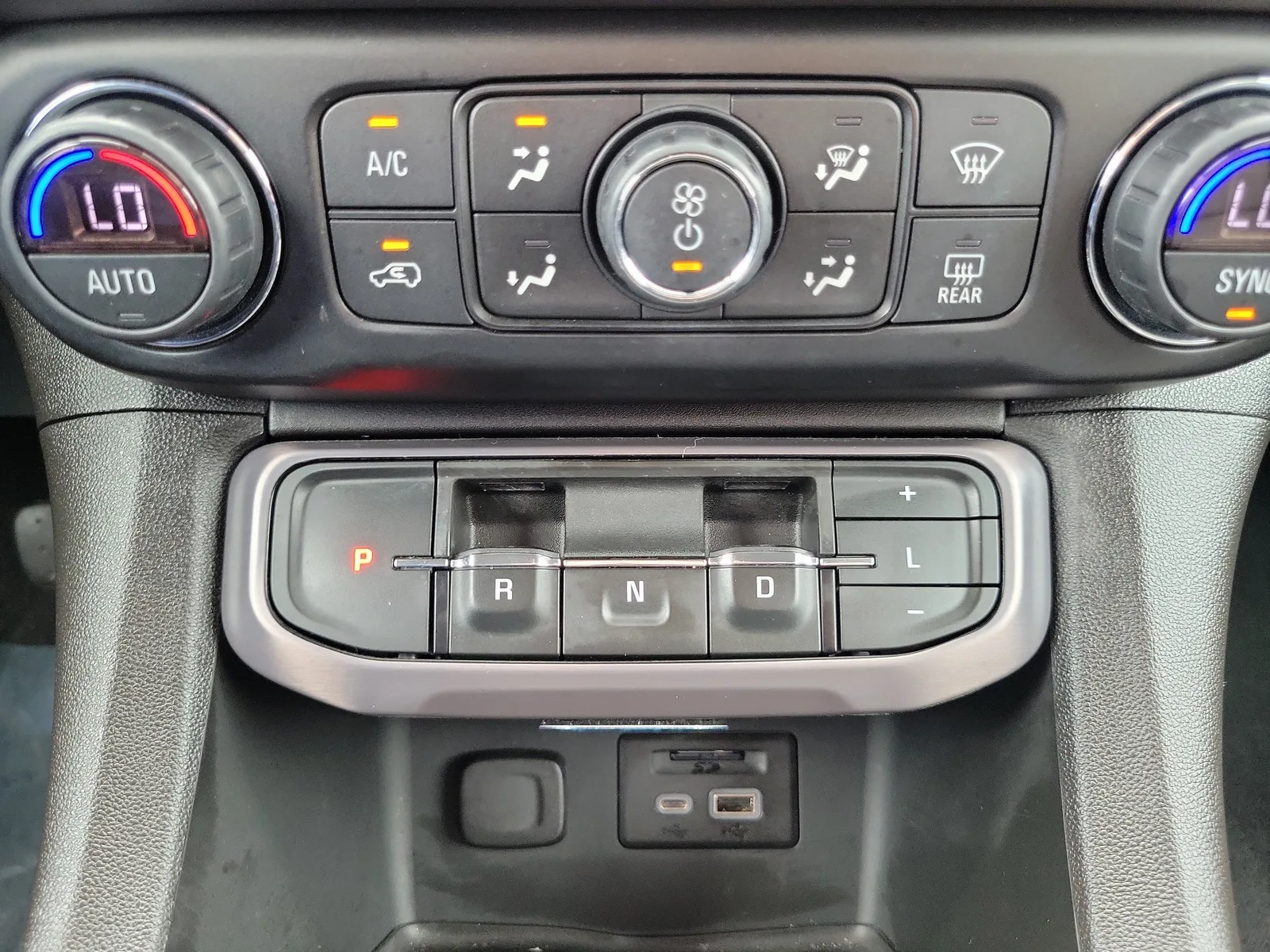 2021 GMC Acadia AT4 photo 24