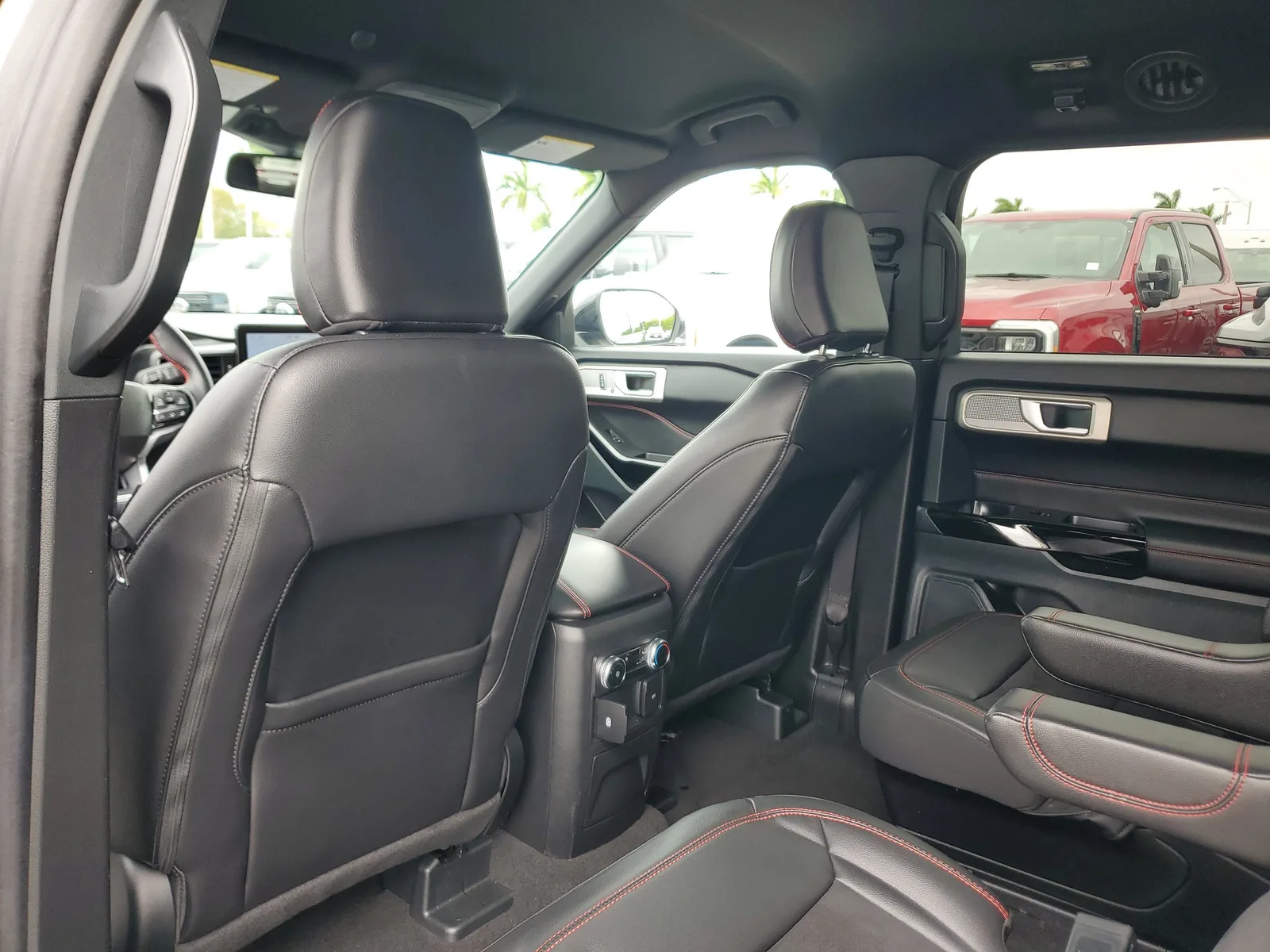 2023 Ford Explorer ST-Line photo 14