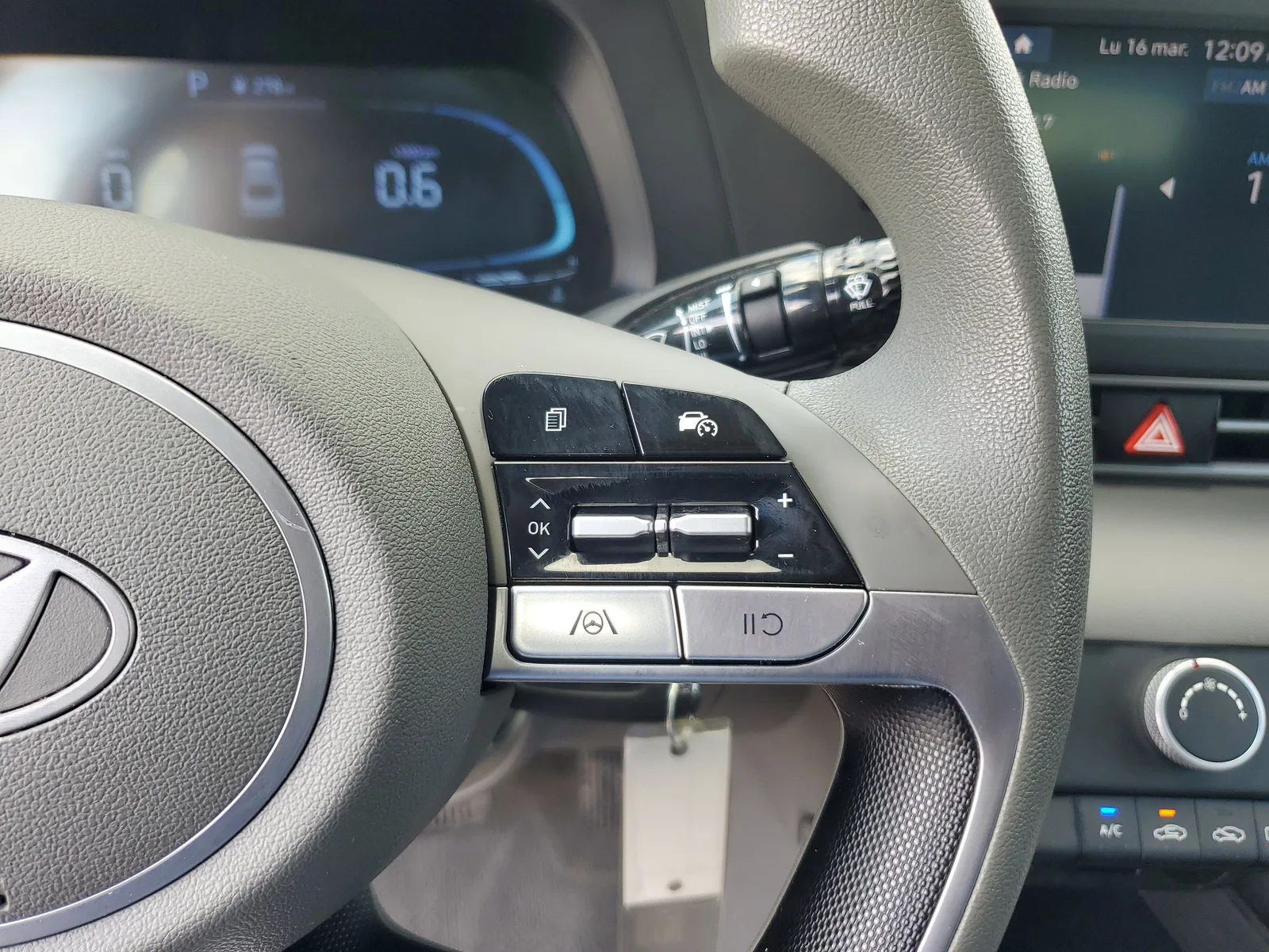 2024 Hyundai Elantra SE photo 20