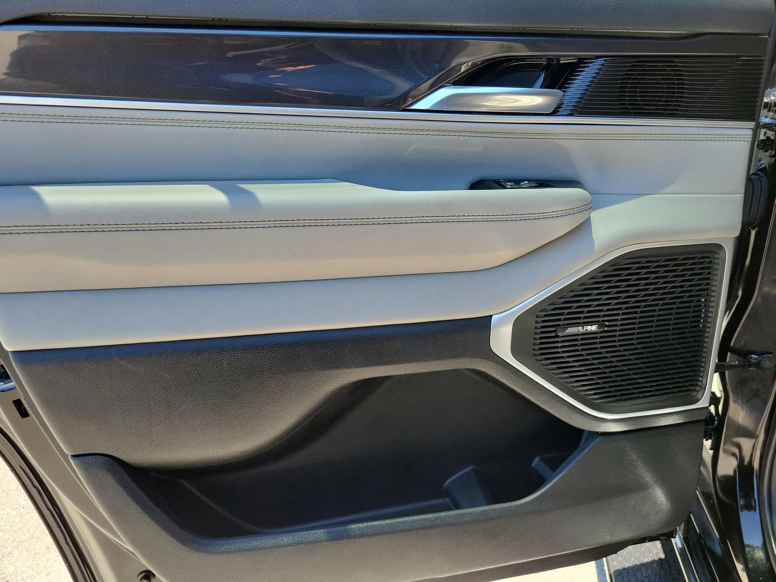 2023 Jeep Wagoneer Base photo 28