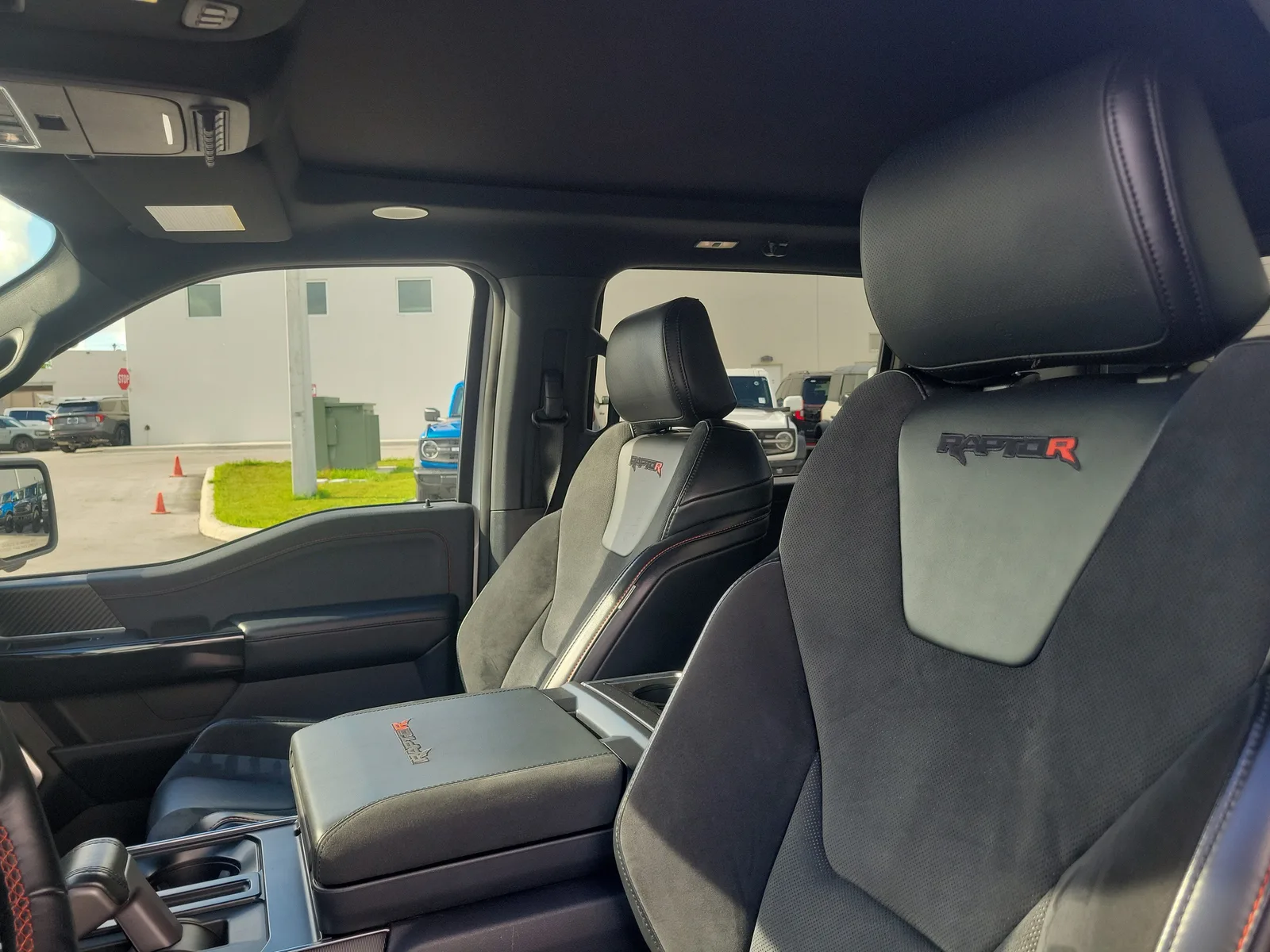 2023 Ford F-150 Raptor 4WD photo 13