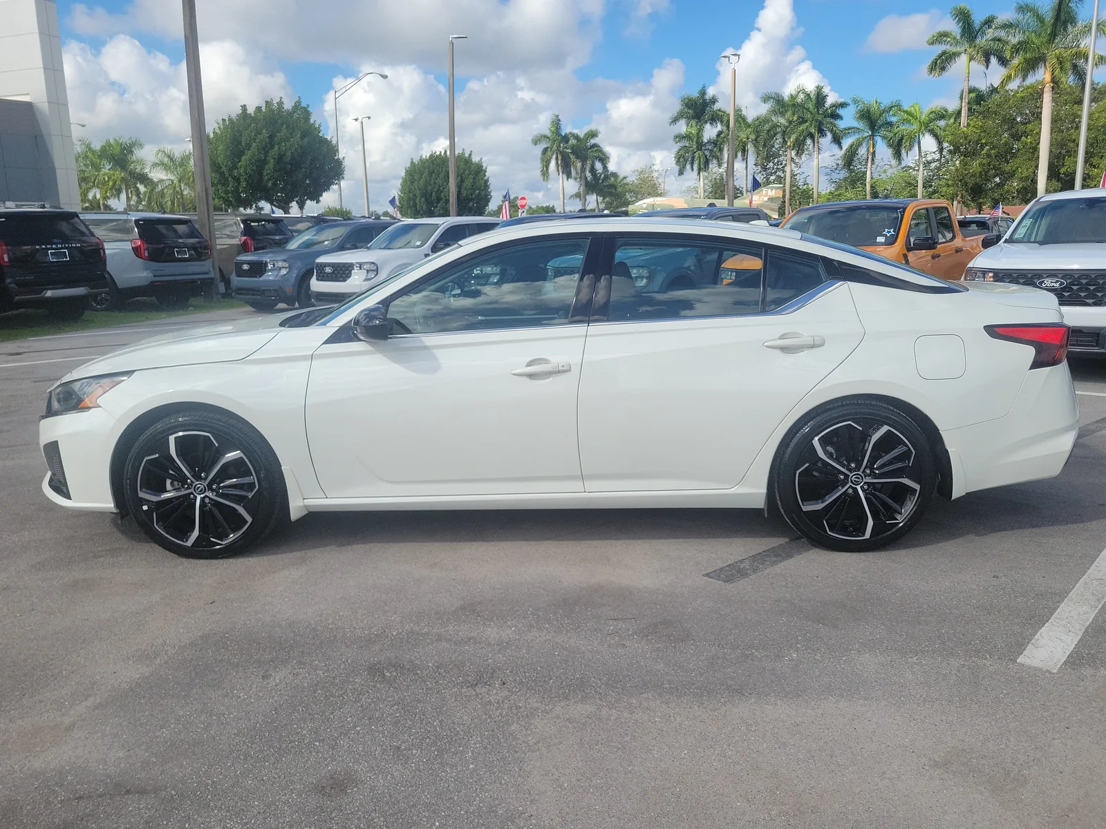 2024 Nissan Altima 2.5 SR photo 8