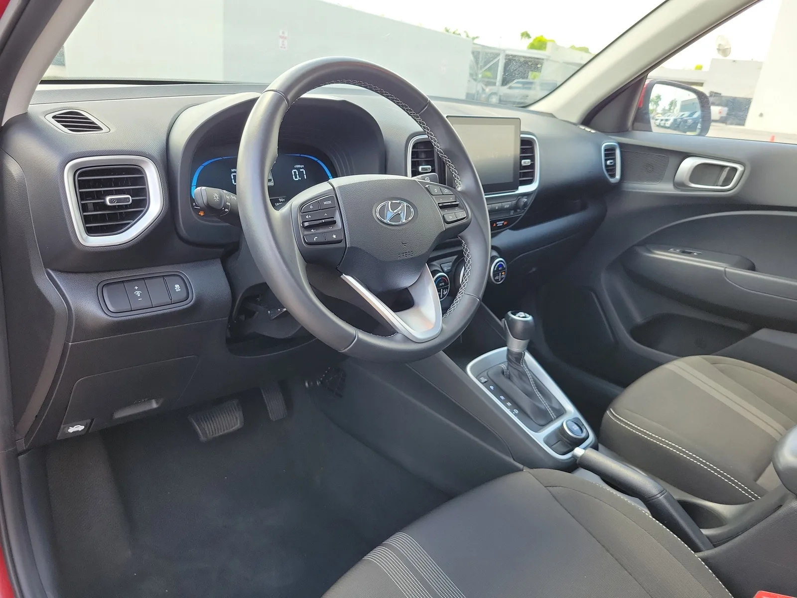 2025 Hyundai Venue SEL photo 9