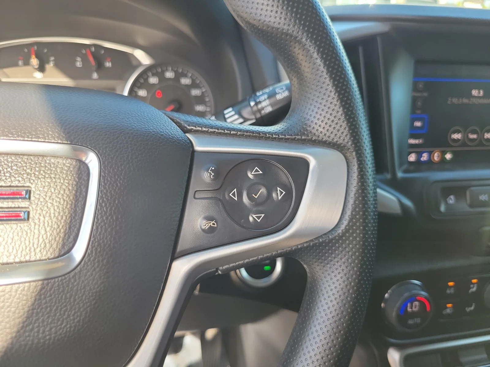 2024 GMC Terrain SLE photo 17