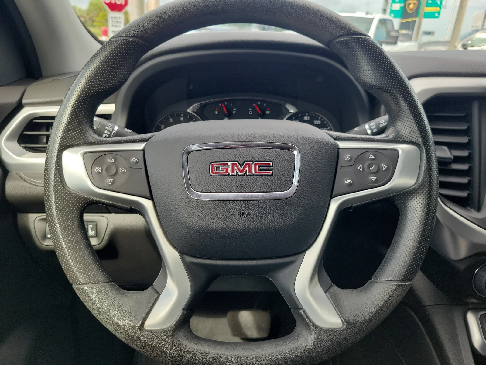 2023 GMC Acadia SLE photo 17
