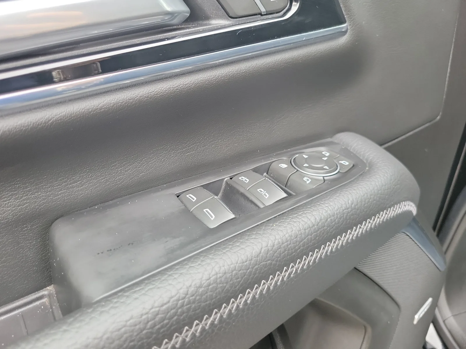 2025 GMC Yukon Denali photo 24