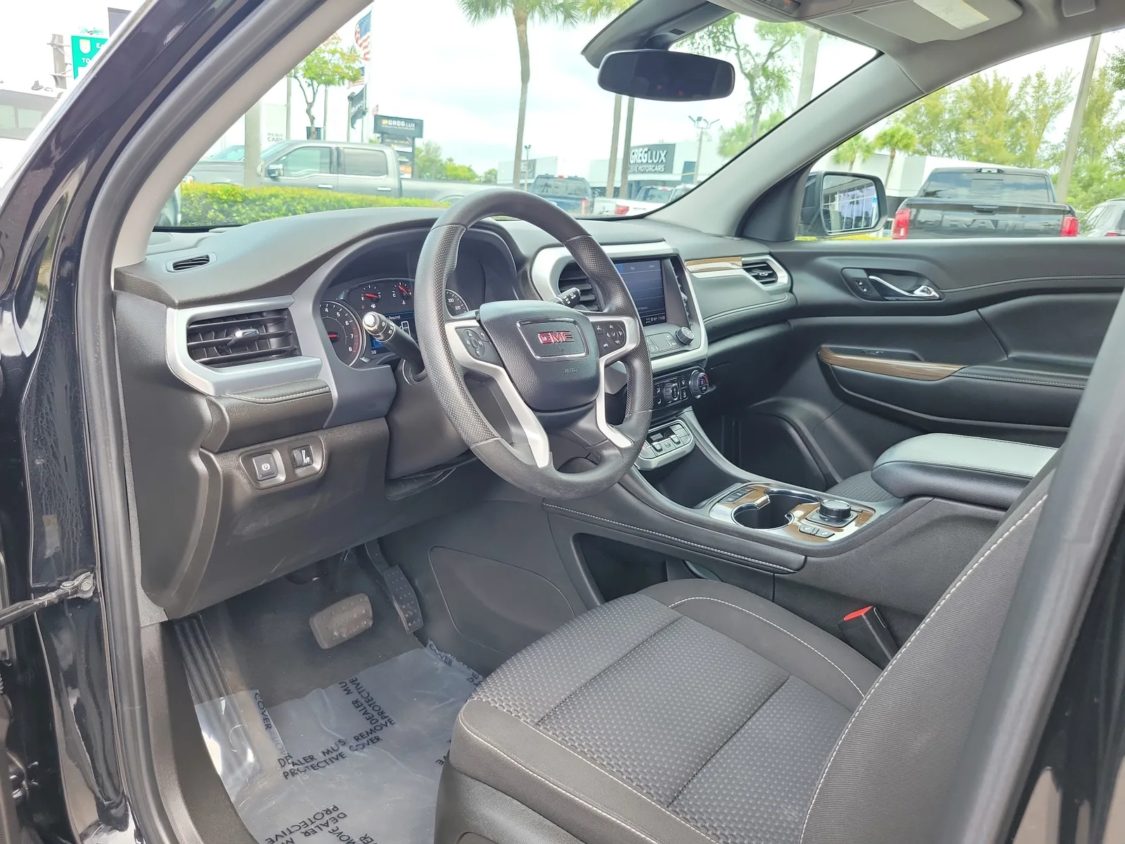 2023 GMC Acadia SLE photo 9