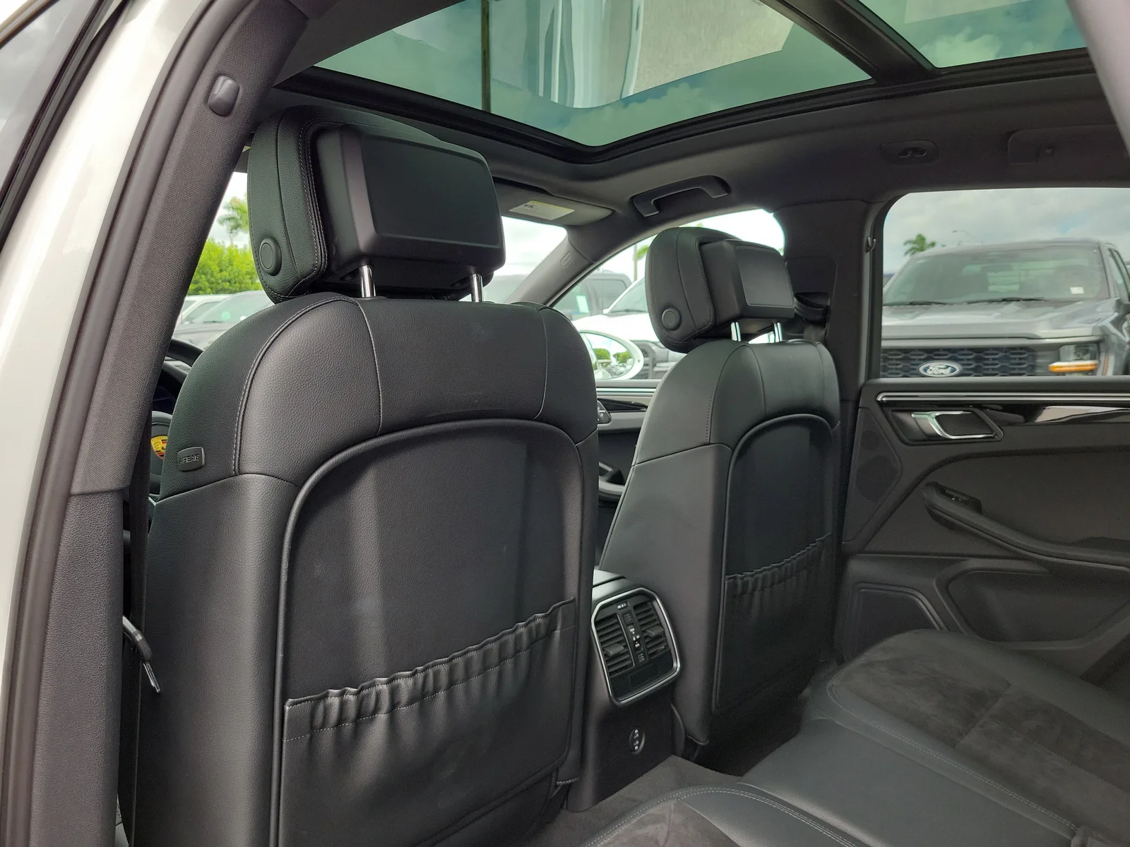 2021 Porsche Macan Base photo 15