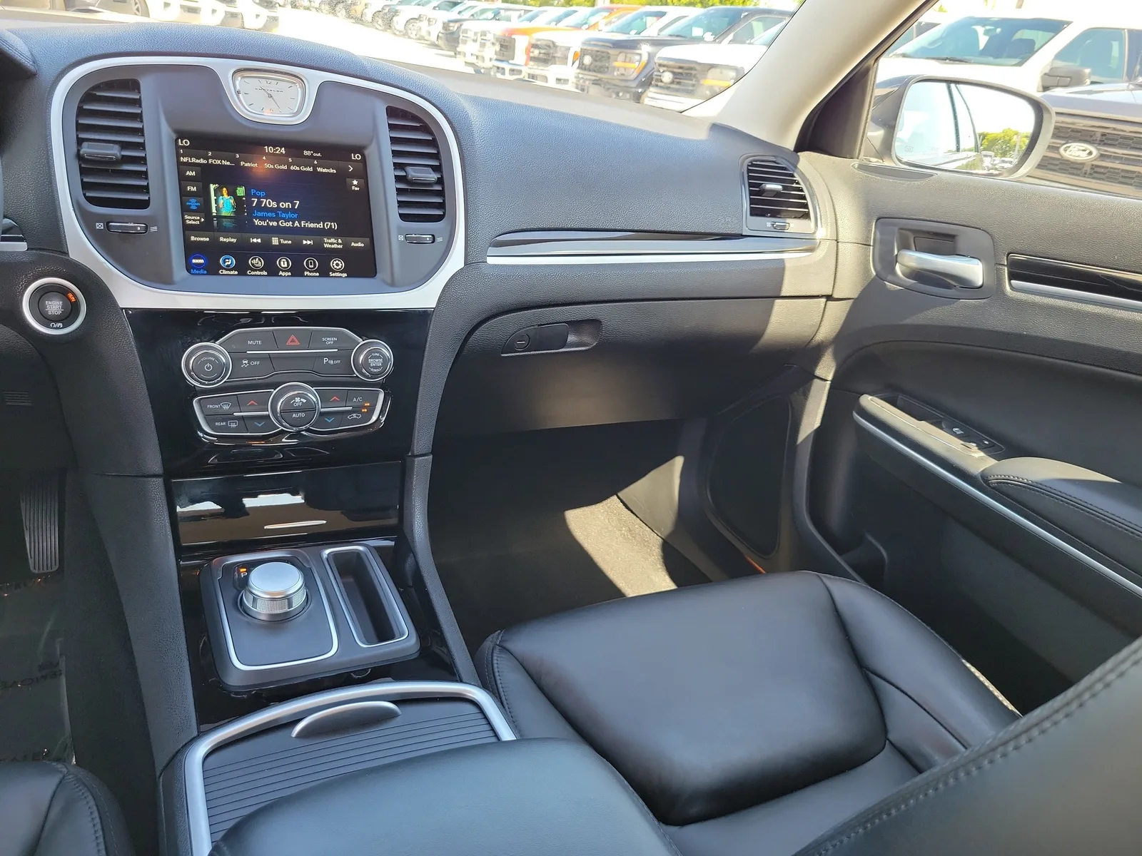 2023 Chrysler 300 Touring L photo 16