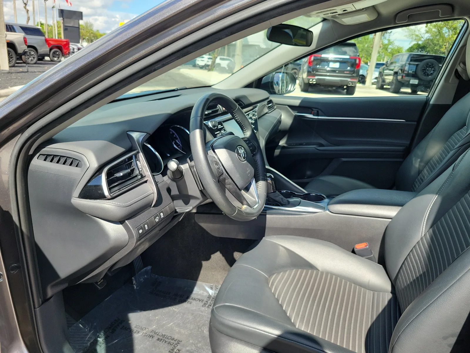 2020 Toyota Camry SE photo 9