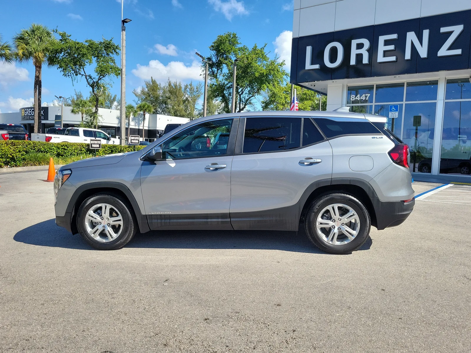 2024 GMC Terrain SLE photo 8