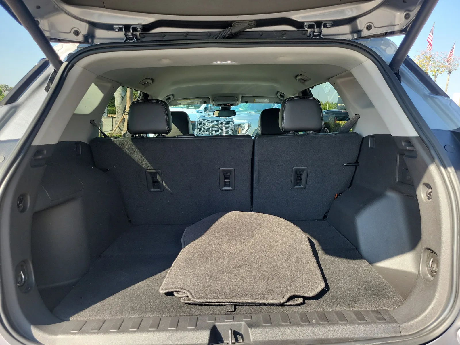 2023 GMC Terrain SLT photo 16
