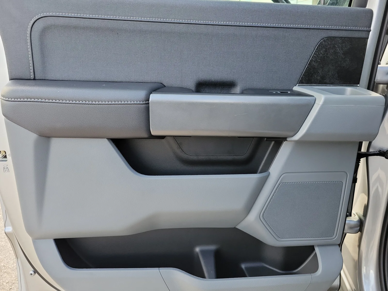 2025 Ford F-150 Lightning XLT photo 21