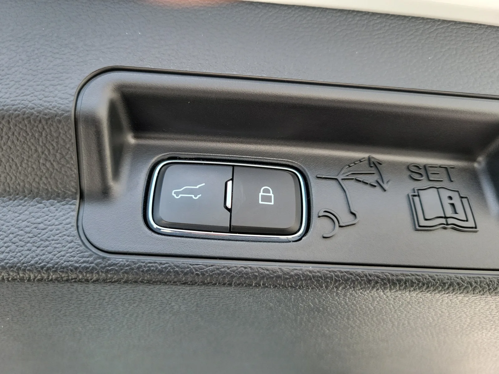 2023 Ford Explorer Limited photo 17