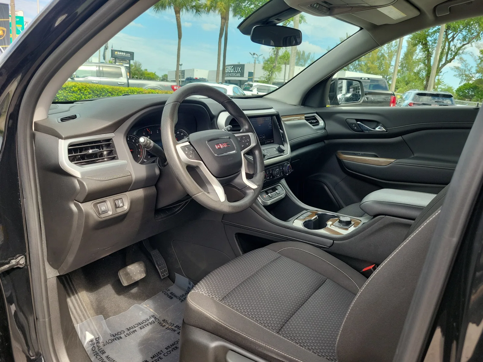 2023 GMC Acadia SLE photo 9