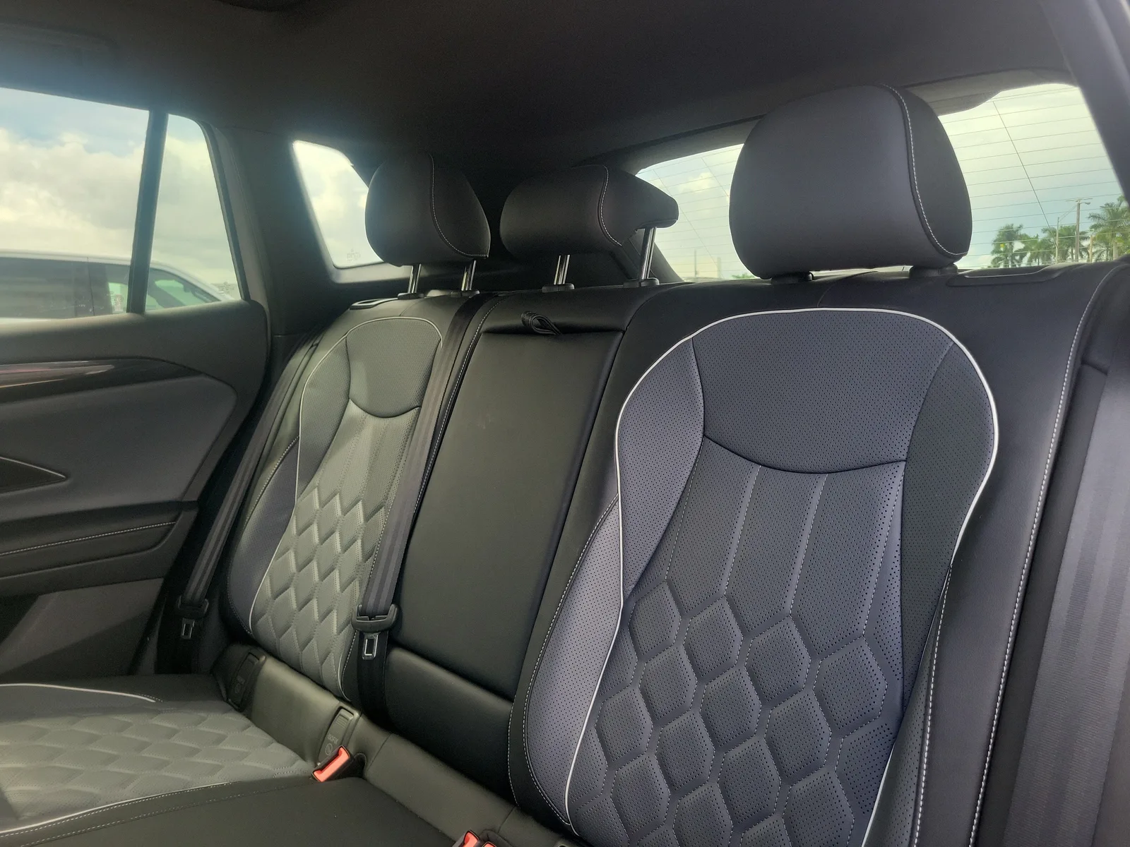 2025 Volkswagen Tiguan SEL R-Line photo 16