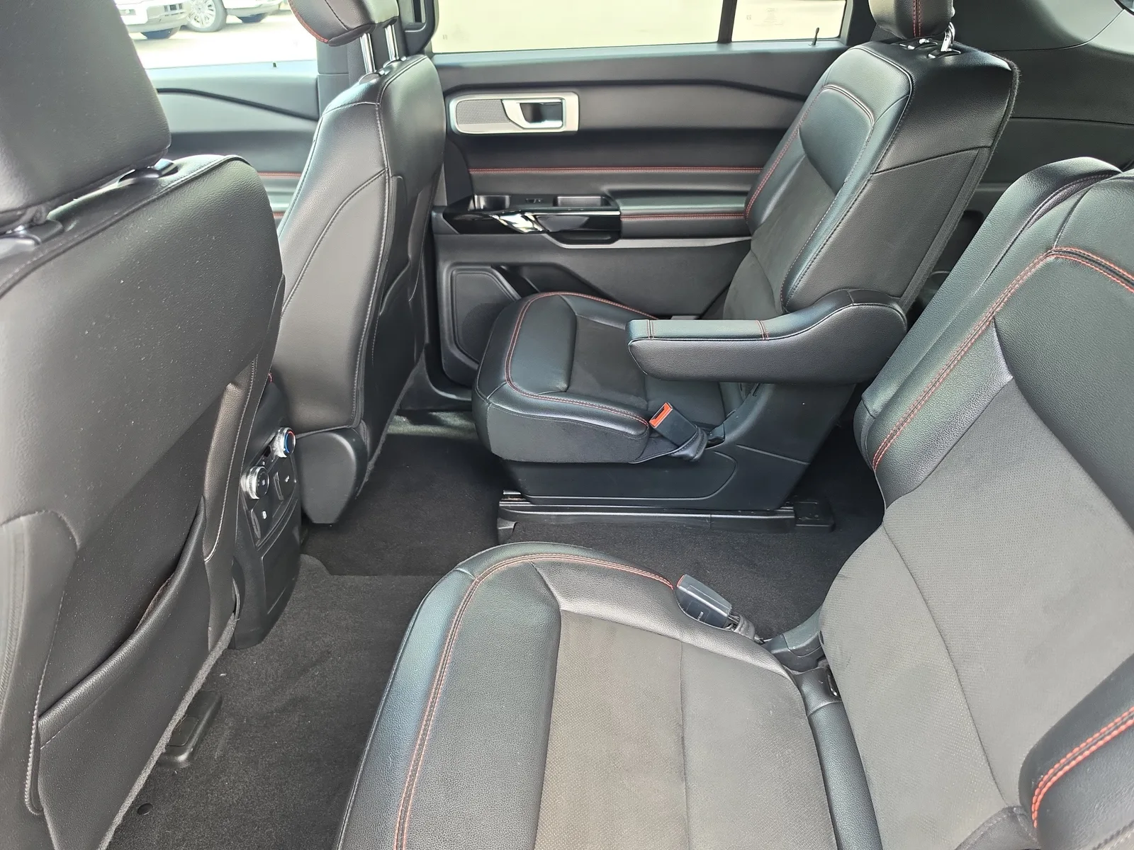 2022 Ford Explorer ST-Line photo 10