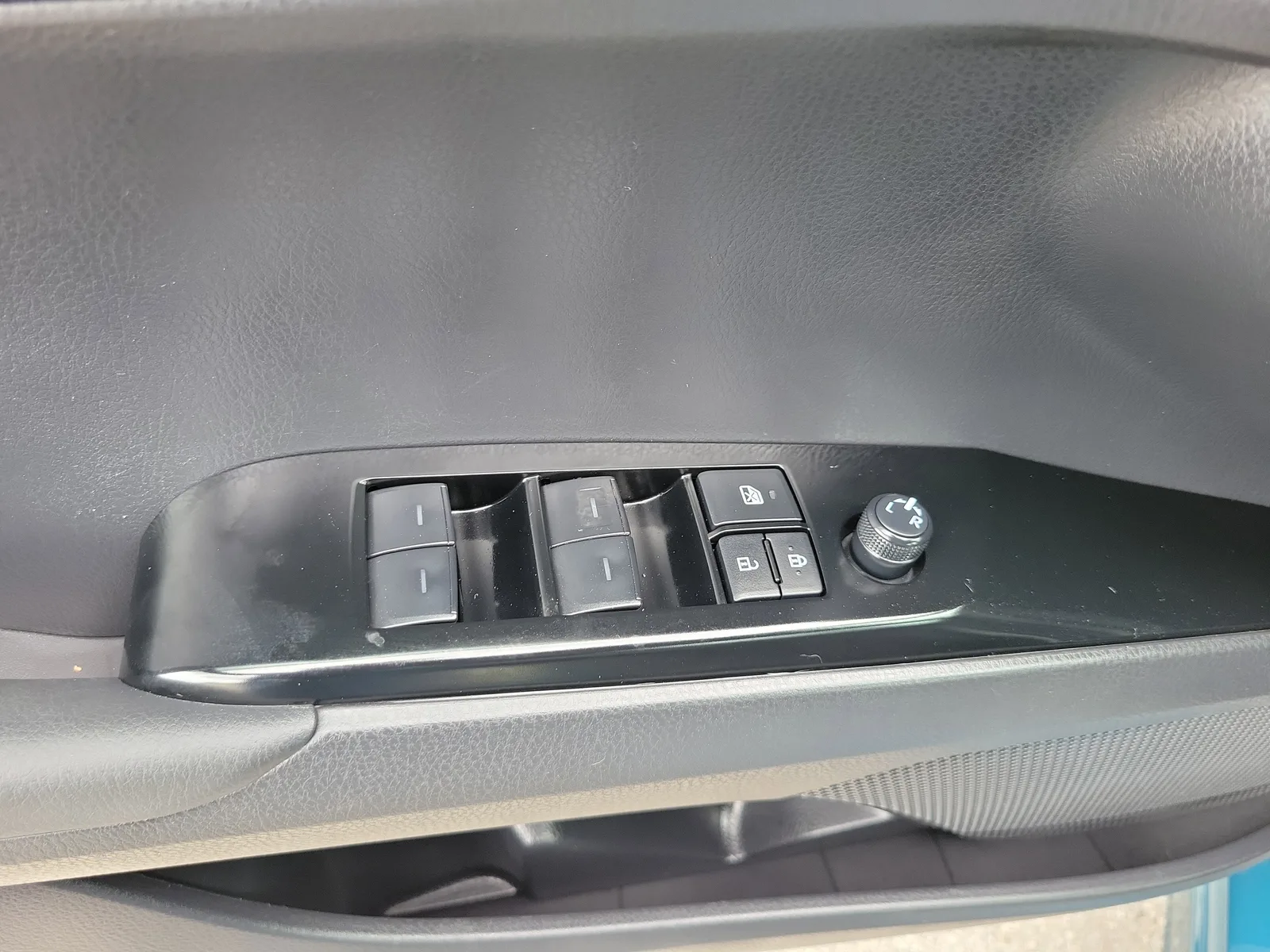 2025 Toyota Camry SE photo 23