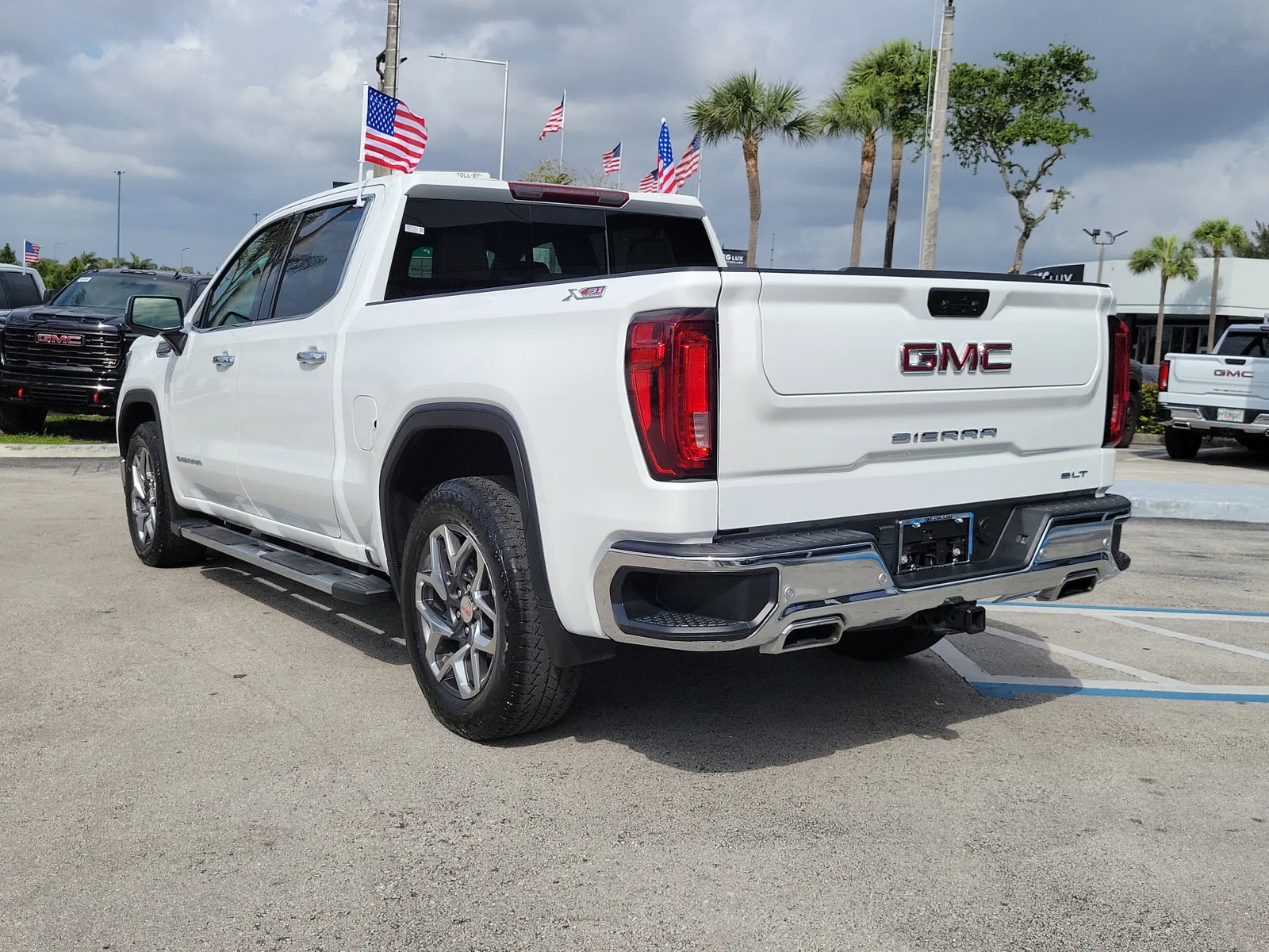 2024 GMC Sierra 1500 SLT photo 7