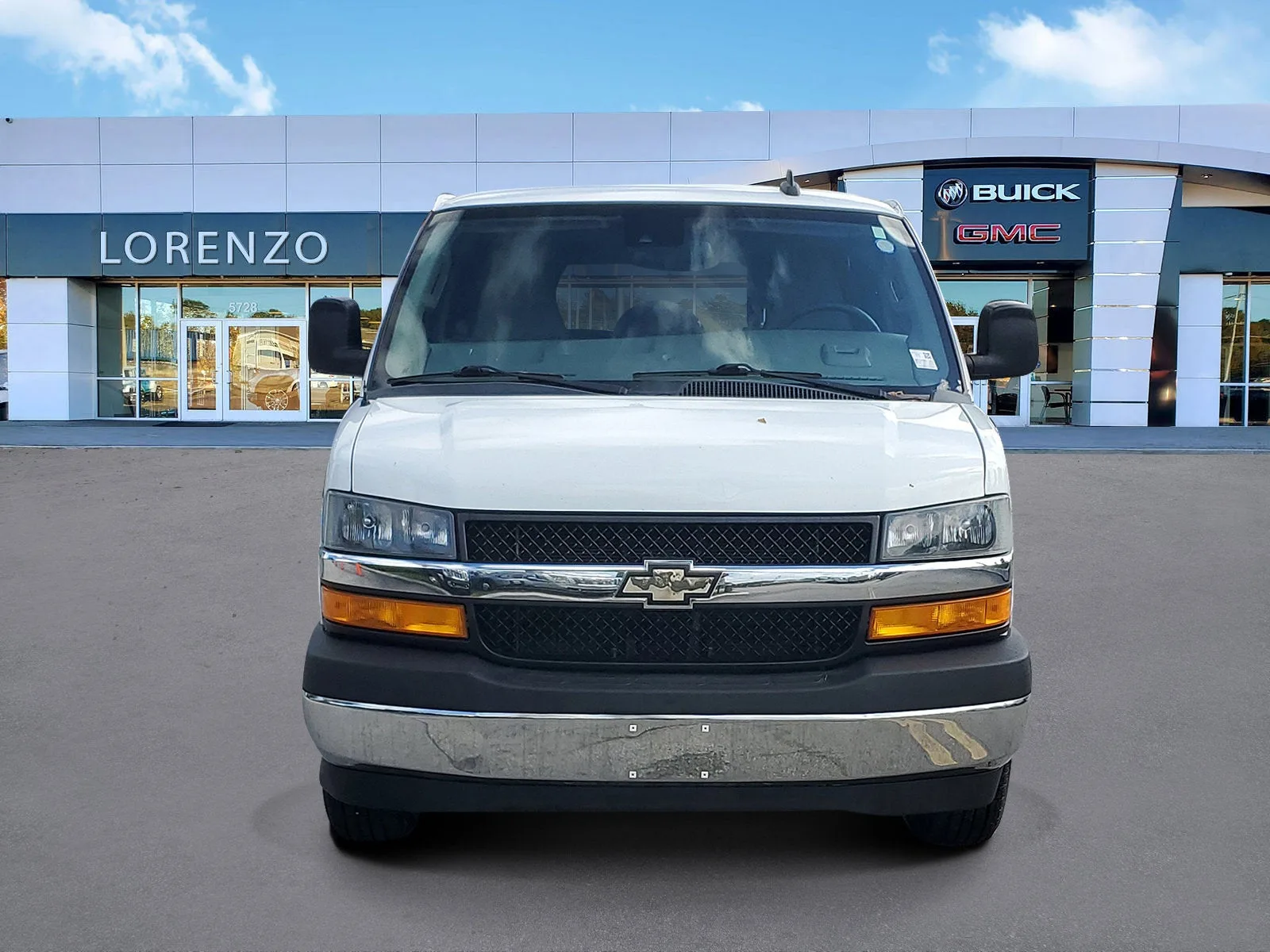 2020 Chevrolet Express Passenger 3500 1LT photo 2