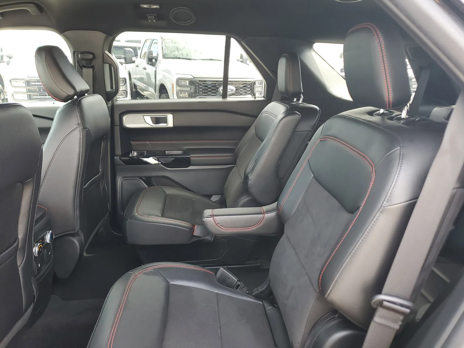 2023 Ford Explorer ST-Line photo 14