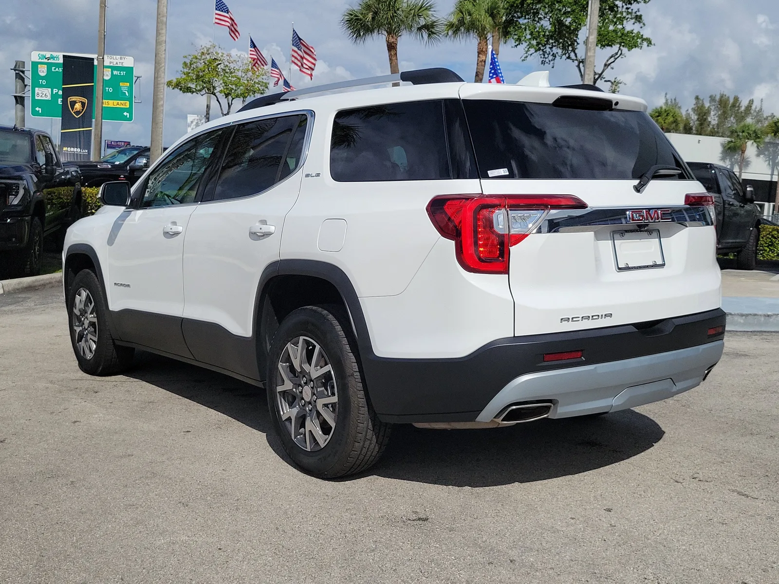 2023 GMC Acadia SLE photo 7