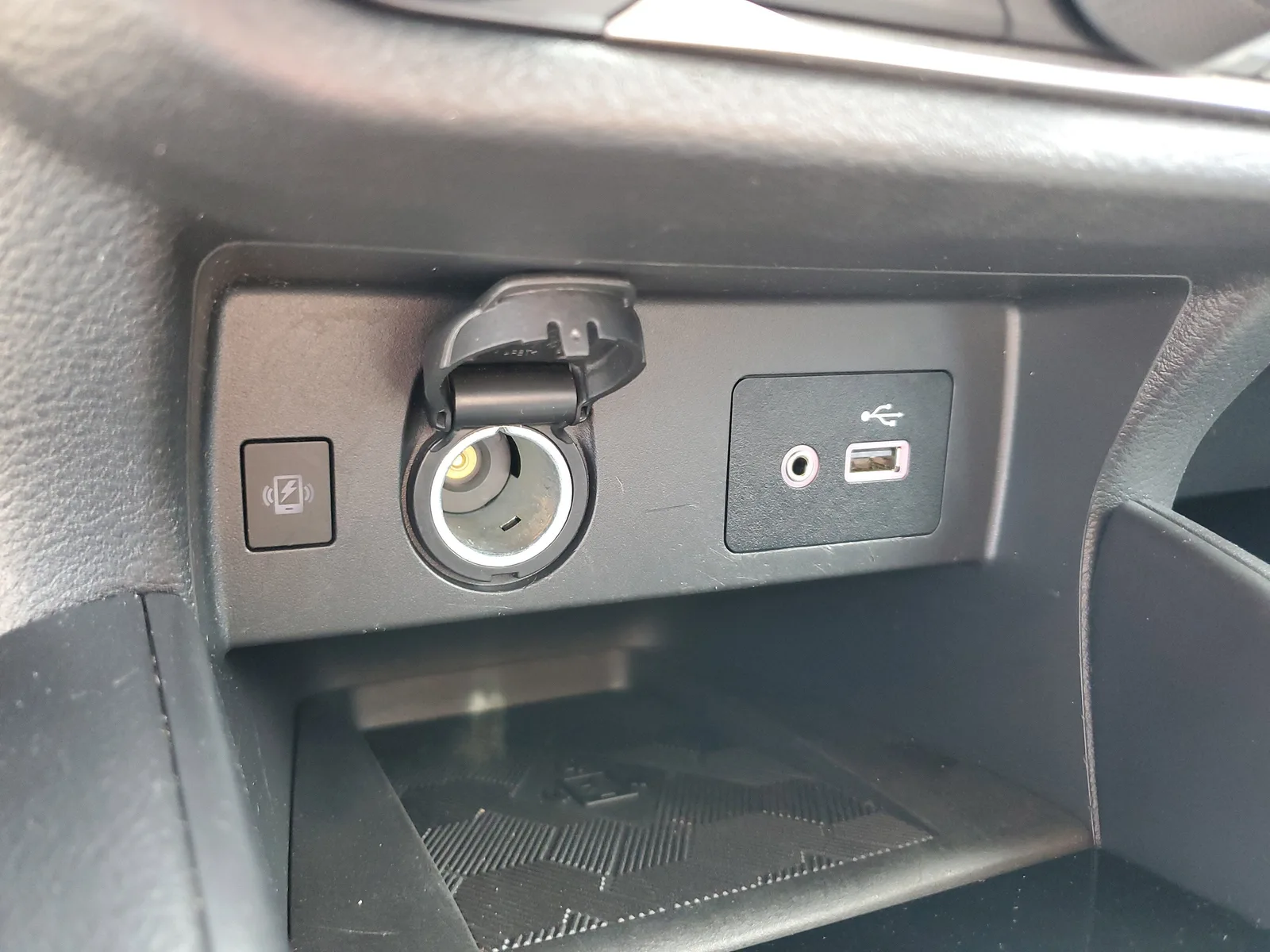 2025 Nissan Versa SV photo 23