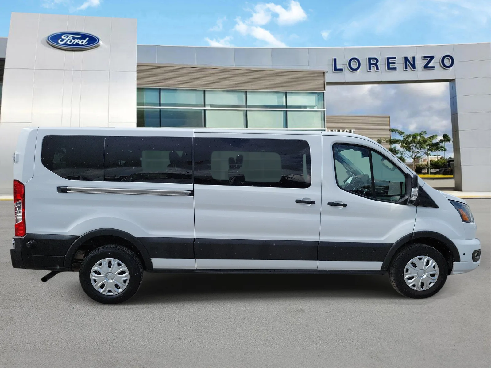 2024 Ford Transit Passenger Wagon XLT photo 4