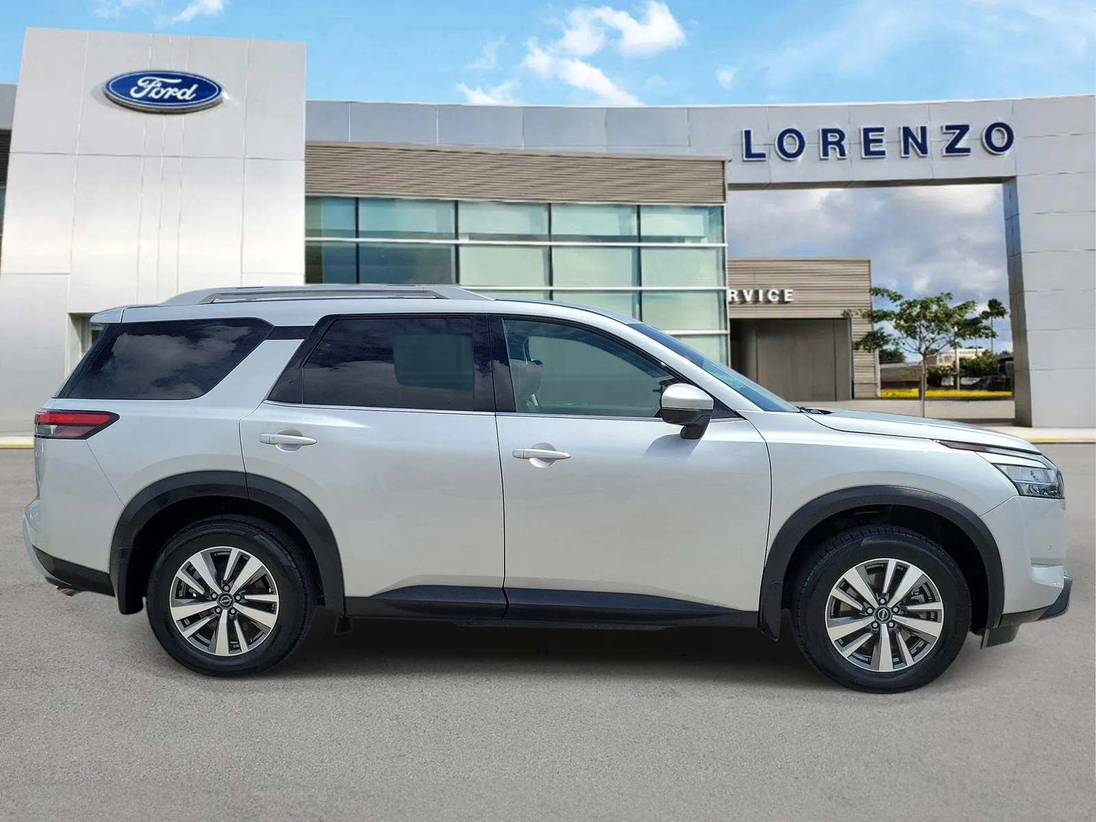 2024 Nissan Pathfinder SL photo 4