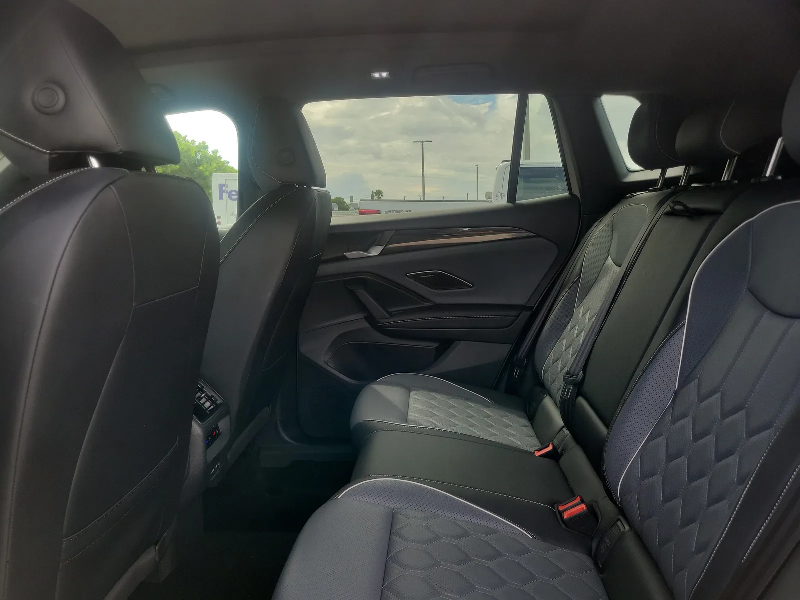2025 Volkswagen Tiguan SEL R-Line photo 15