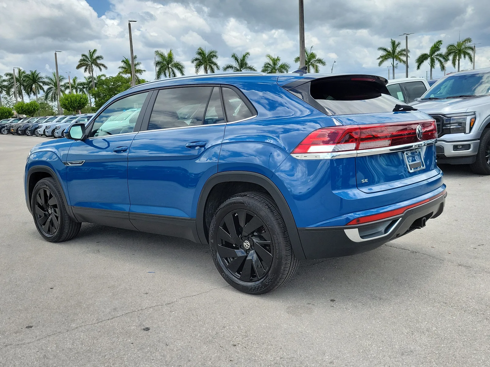 2025 Volkswagen Atlas Cross Sport 2.0T SE w/Technology photo 7
