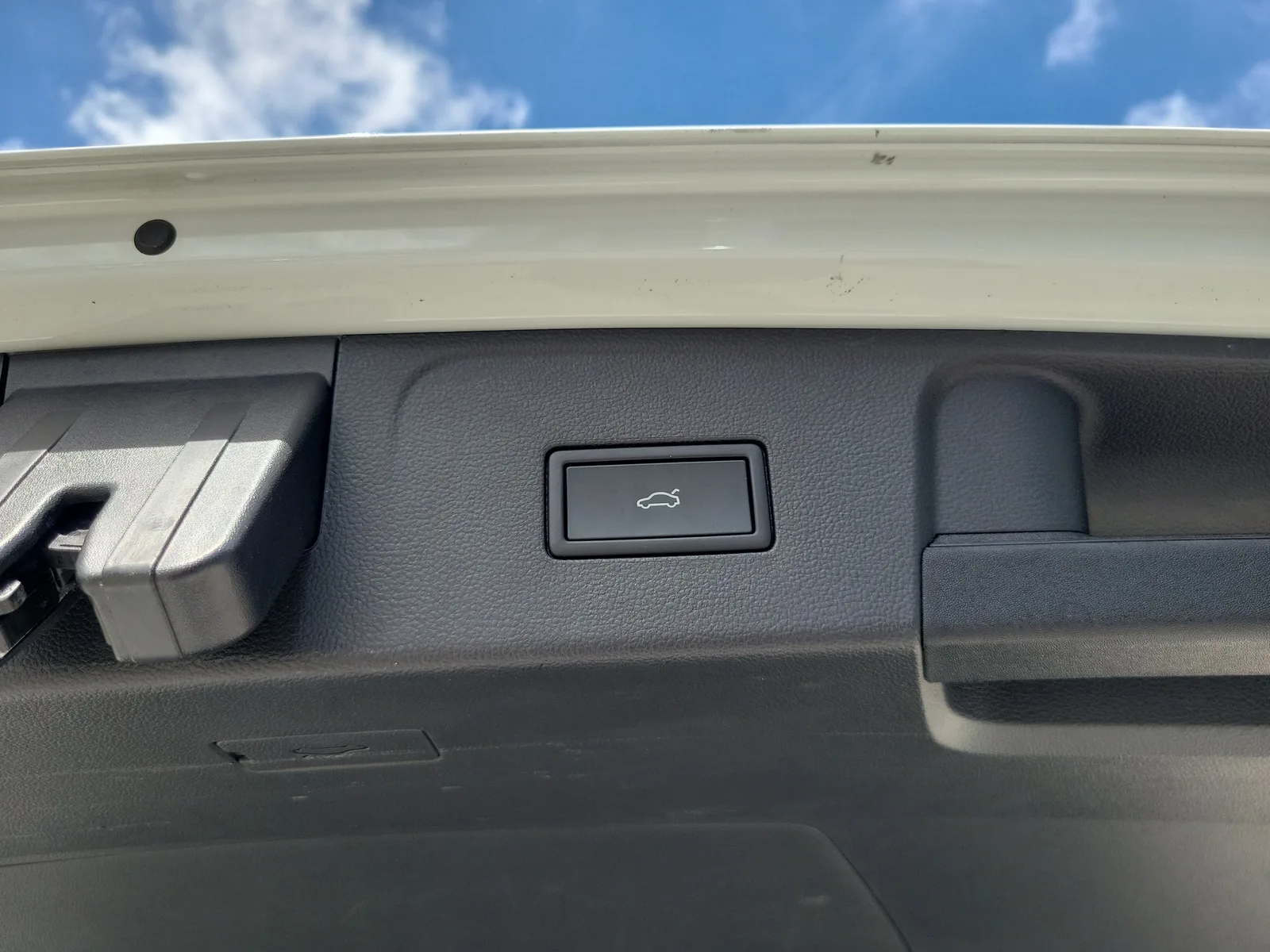2025 Volkswagen Atlas 2.0T SE w/Technology photo 17