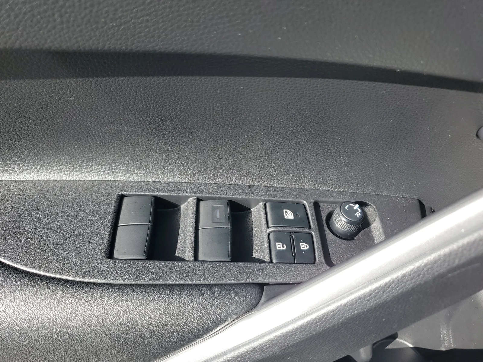 2023 Toyota Corolla Cross LE photo 26
