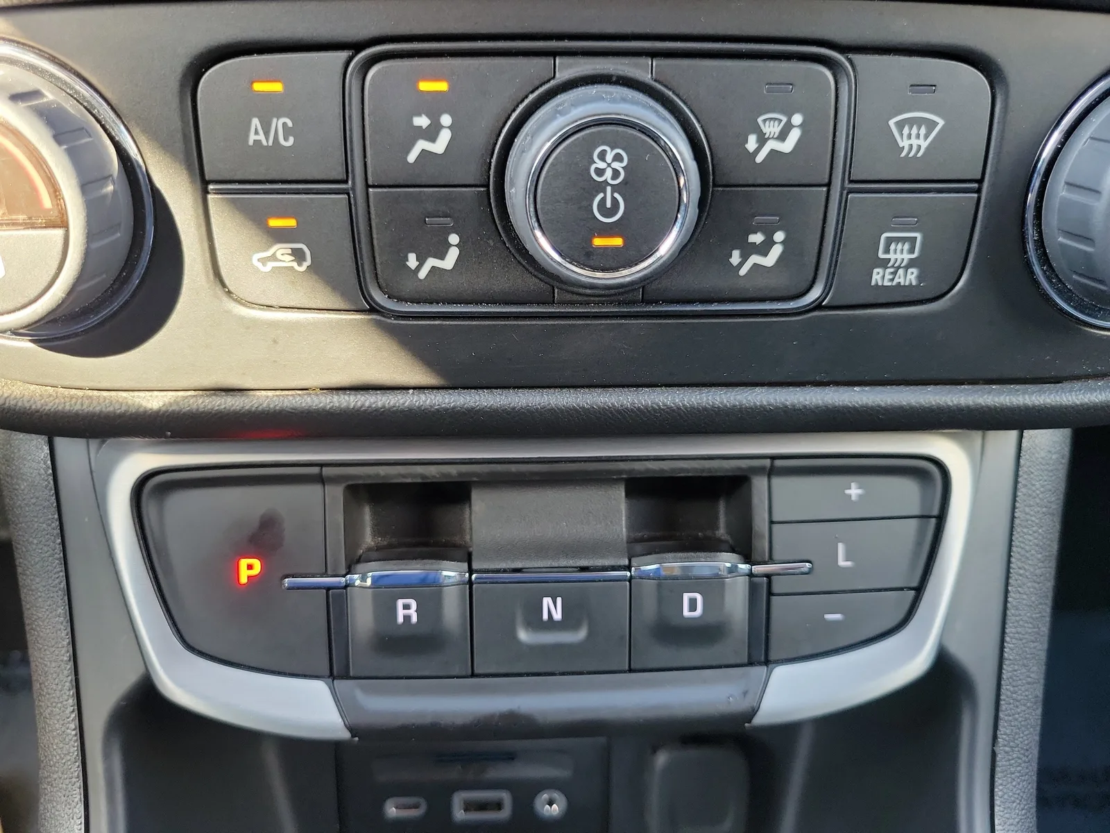 2023 GMC Terrain SLT photo 23