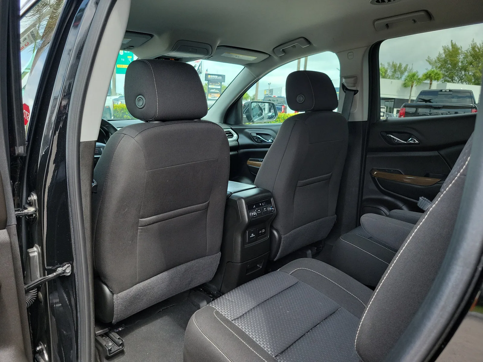 2023 GMC Acadia SLE photo 14